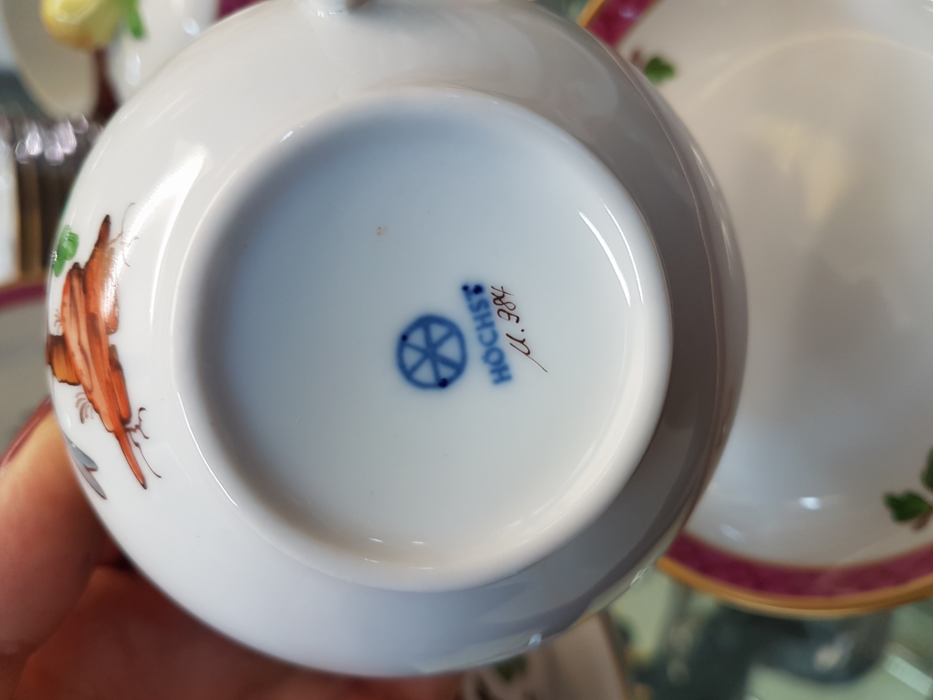 Detail l: Kaffeeservice, Höchst, 2. Hälfte 20. Jh, Vogeldekor mit purpurrotem Dekor, Goldstaffage, Kaffeekanne, Zuckerdose, Sahnegießer, 13 Kaffeegedecke, ...