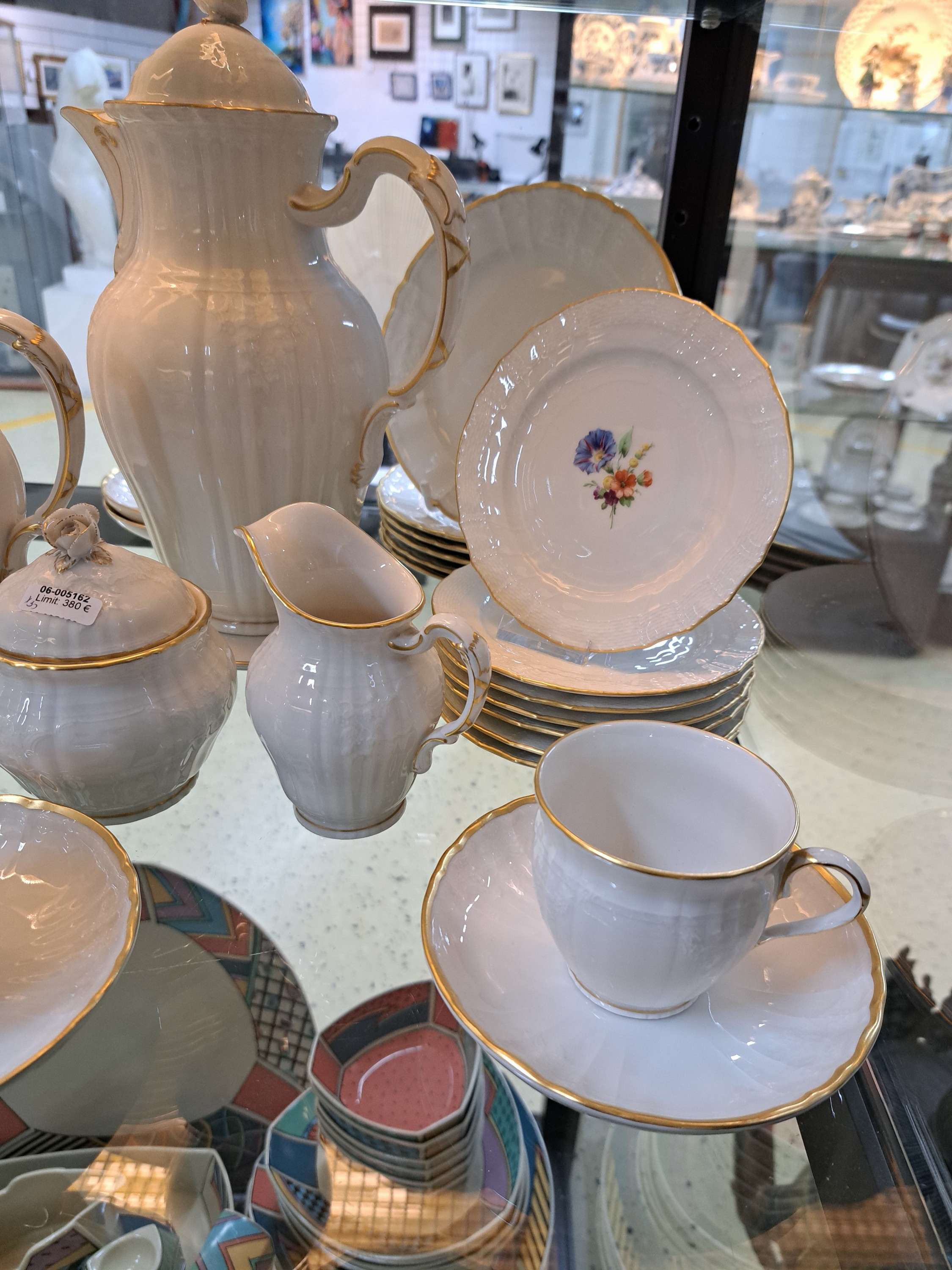 Detail a: Kaffeeservice, KPM Berlin, Rocaille, 20. Jh., weiß, gr. und kl. Kaffeekanne, 6 Tassen mit Untertassen, 6 Dessertteller, Milchkanne, Zuckerdose, ...