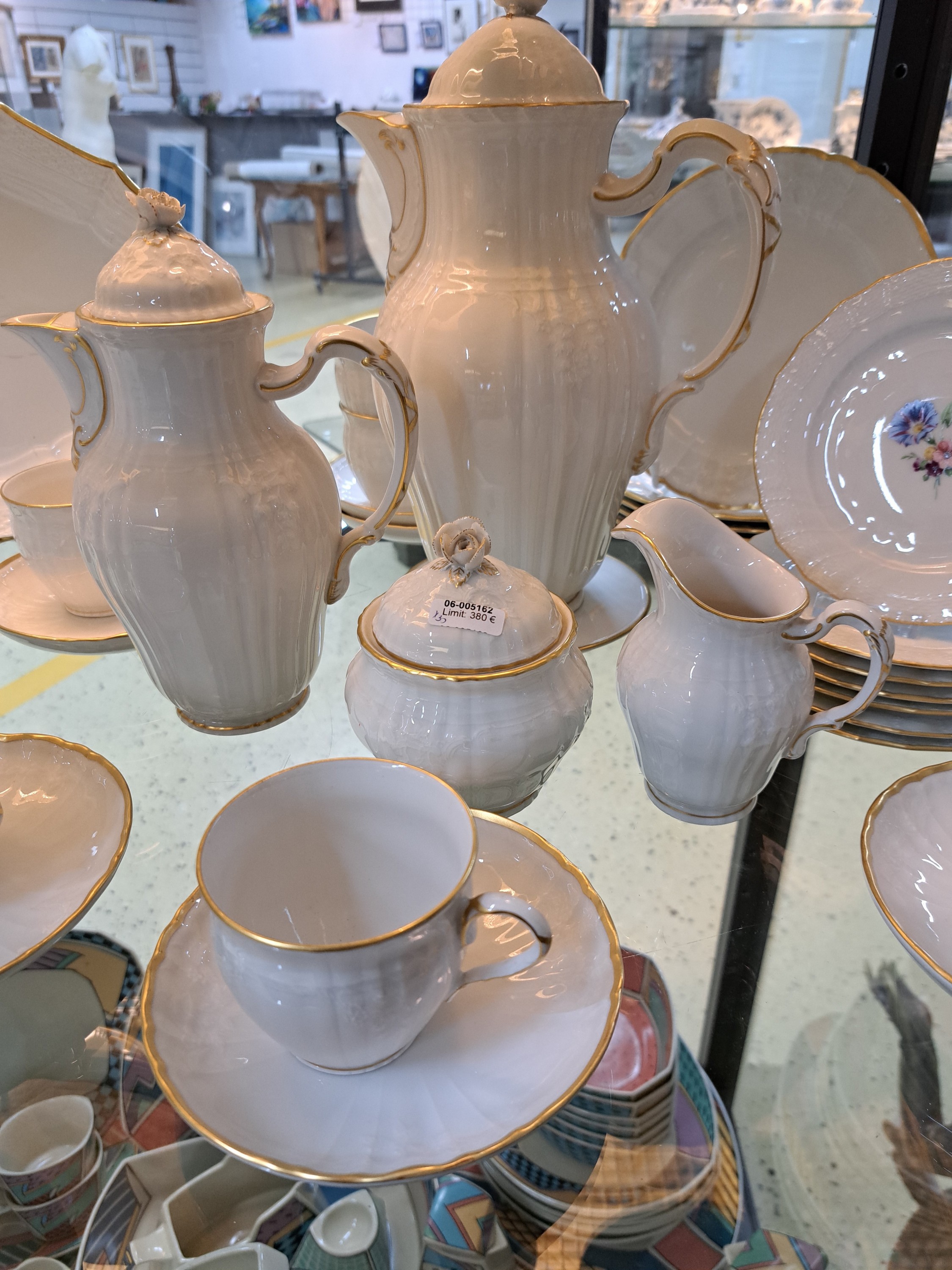Detail b: Kaffeeservice, KPM Berlin, Rocaille, 20. Jh., weiß, gr. und kl. Kaffeekanne, 6 Tassen mit Untertassen, 6 Dessertteller, Milchkanne, Zuckerdose, ...