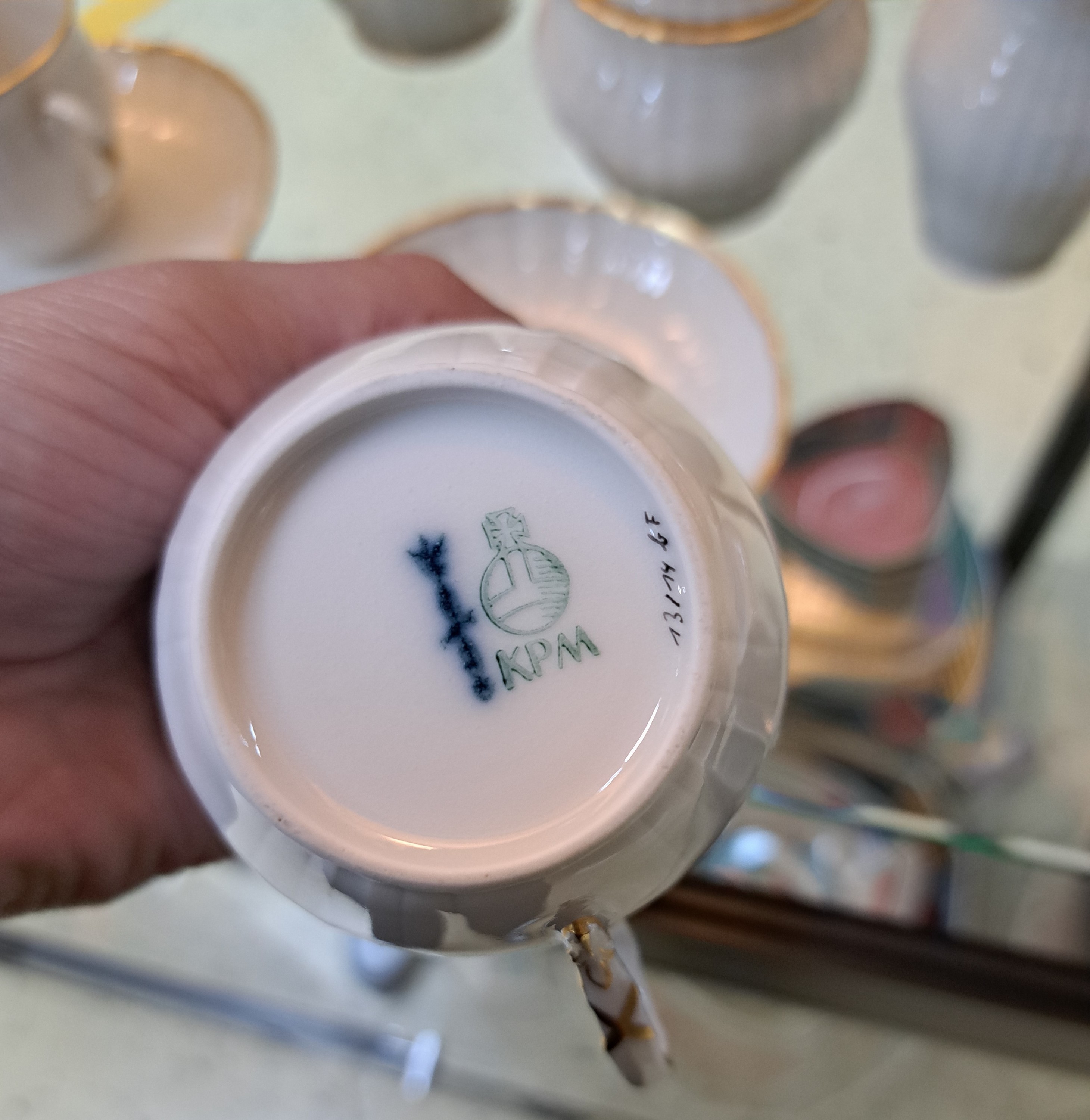 Detail d: Kaffeeservice, KPM Berlin, Rocaille, 20. Jh., weiß, gr. und kl. Kaffeekanne, 6 Tassen mit Untertassen, 6 Dessertteller, Milchkanne, Zuckerdose, ...