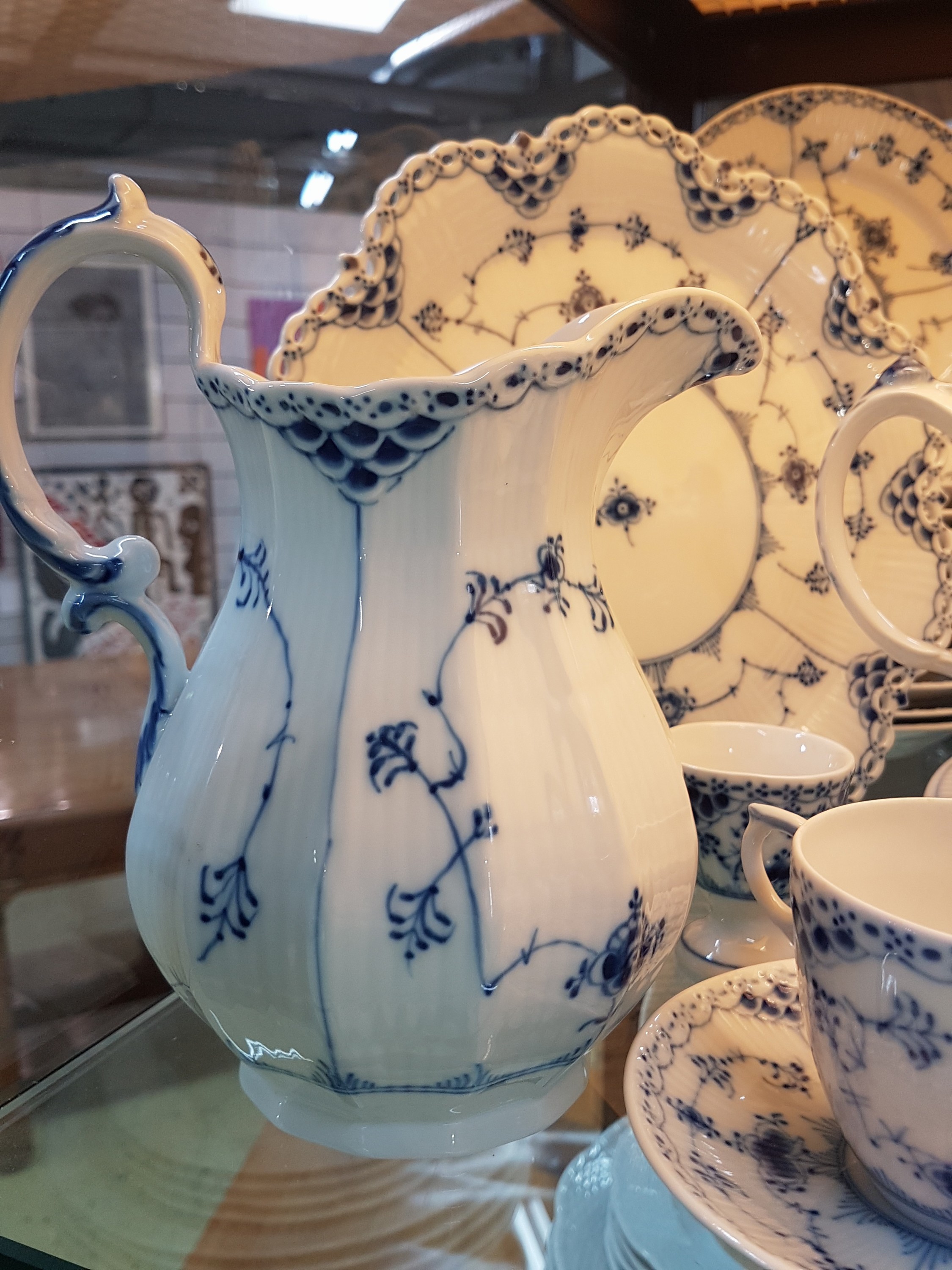 Detail b: Großes Kaffee und Teeservice, Royal Copenhagen, Musselmalet, Halbspitze, Porzellan, Kaffeekanne, Zuckerdose, Sahnegießer, 8 Kaffeetassen und vier ...