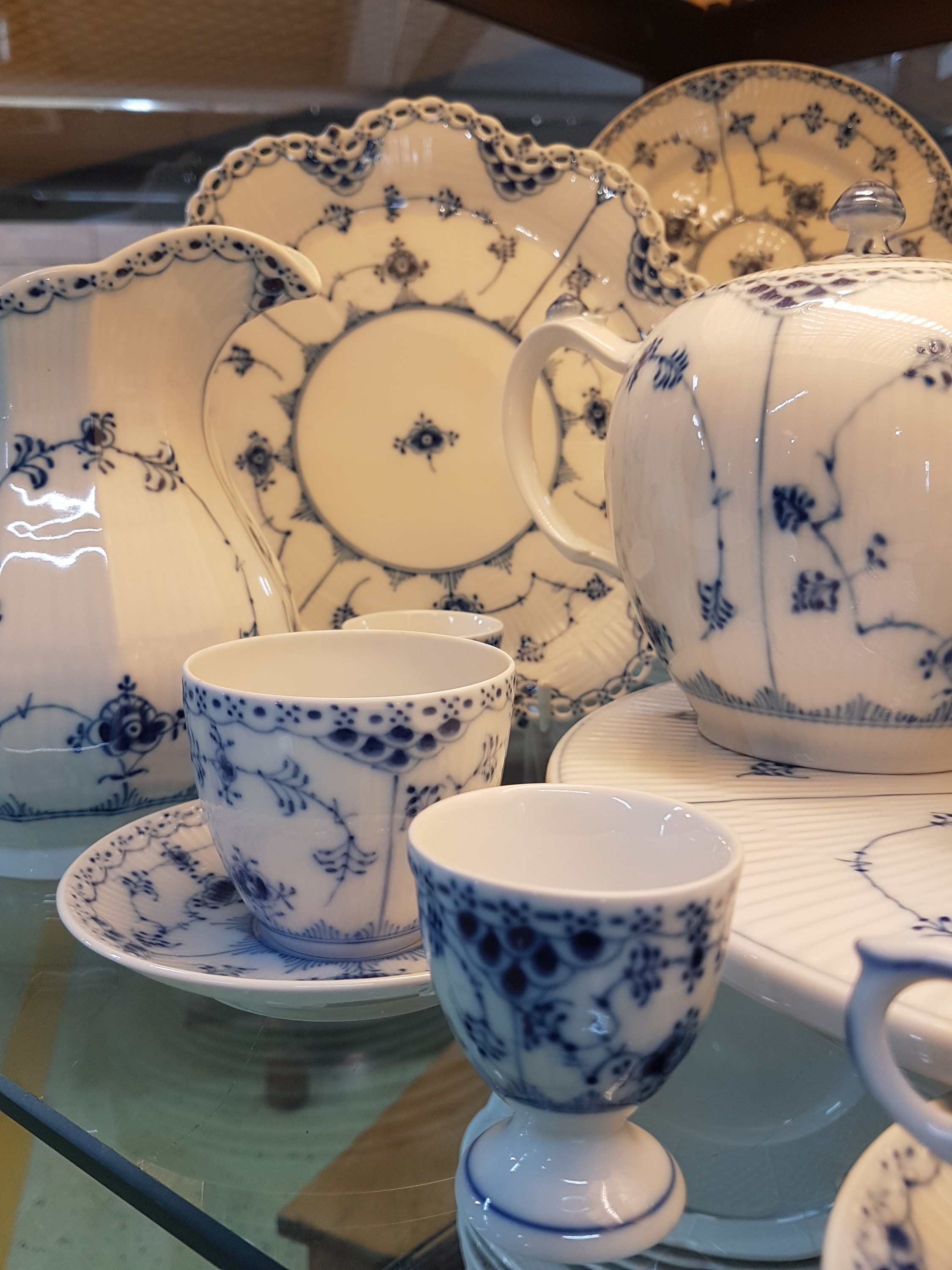 Detail c: Großes Kaffee und Teeservice, Royal Copenhagen, Musselmalet, Halbspitze, Porzellan, Kaffeekanne, Zuckerdose, Sahnegießer, 8 Kaffeetassen und vier ...