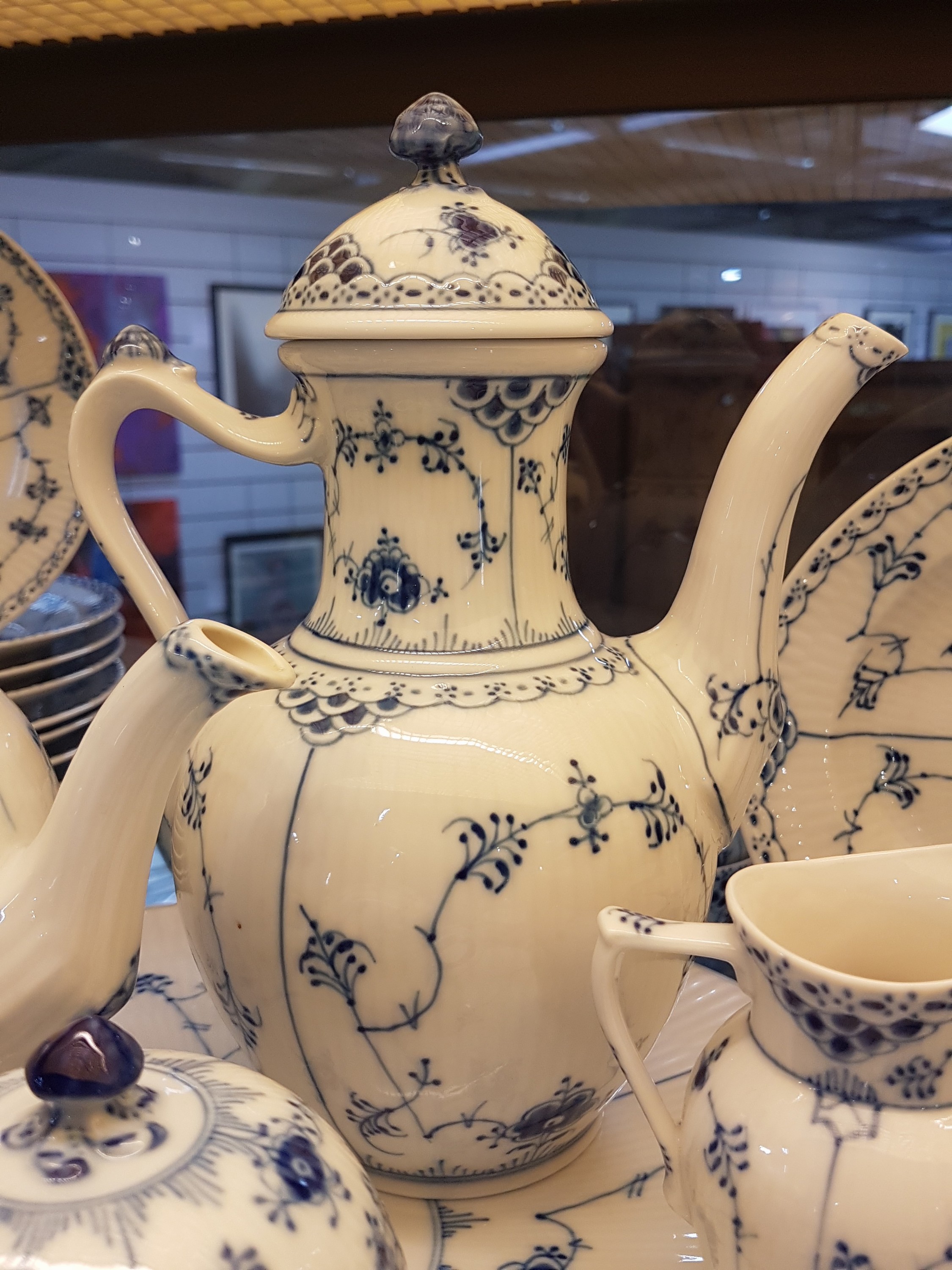 Detail e: Großes Kaffee und Teeservice, Royal Copenhagen, Musselmalet, Halbspitze, Porzellan, Kaffeekanne, Zuckerdose, Sahnegießer, 8 Kaffeetassen und vier ...