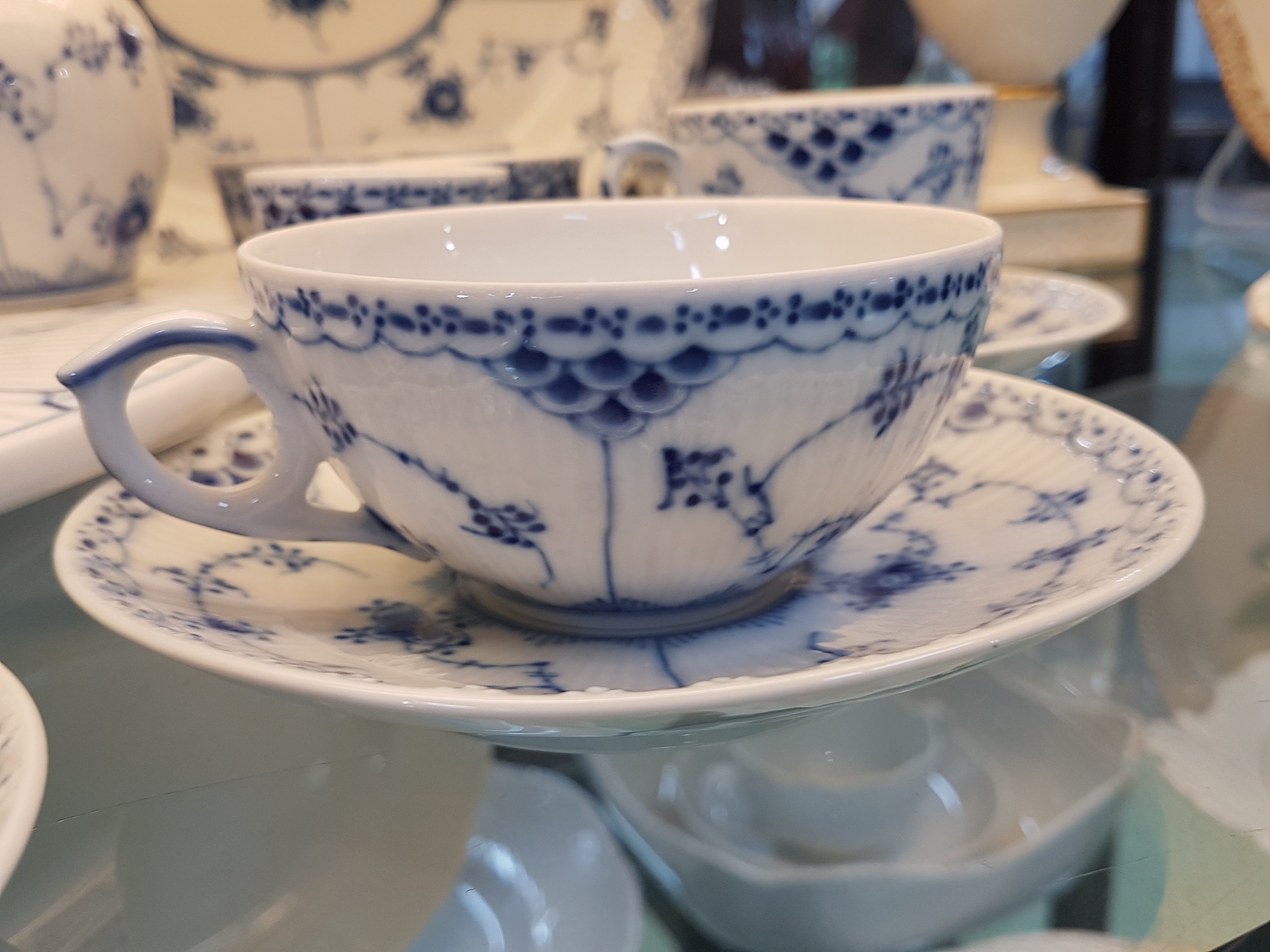 Detail f: Großes Kaffee und Teeservice, Royal Copenhagen, Musselmalet, Halbspitze, Porzellan, Kaffeekanne, Zuckerdose, Sahnegießer, 8 Kaffeetassen und vier ...
