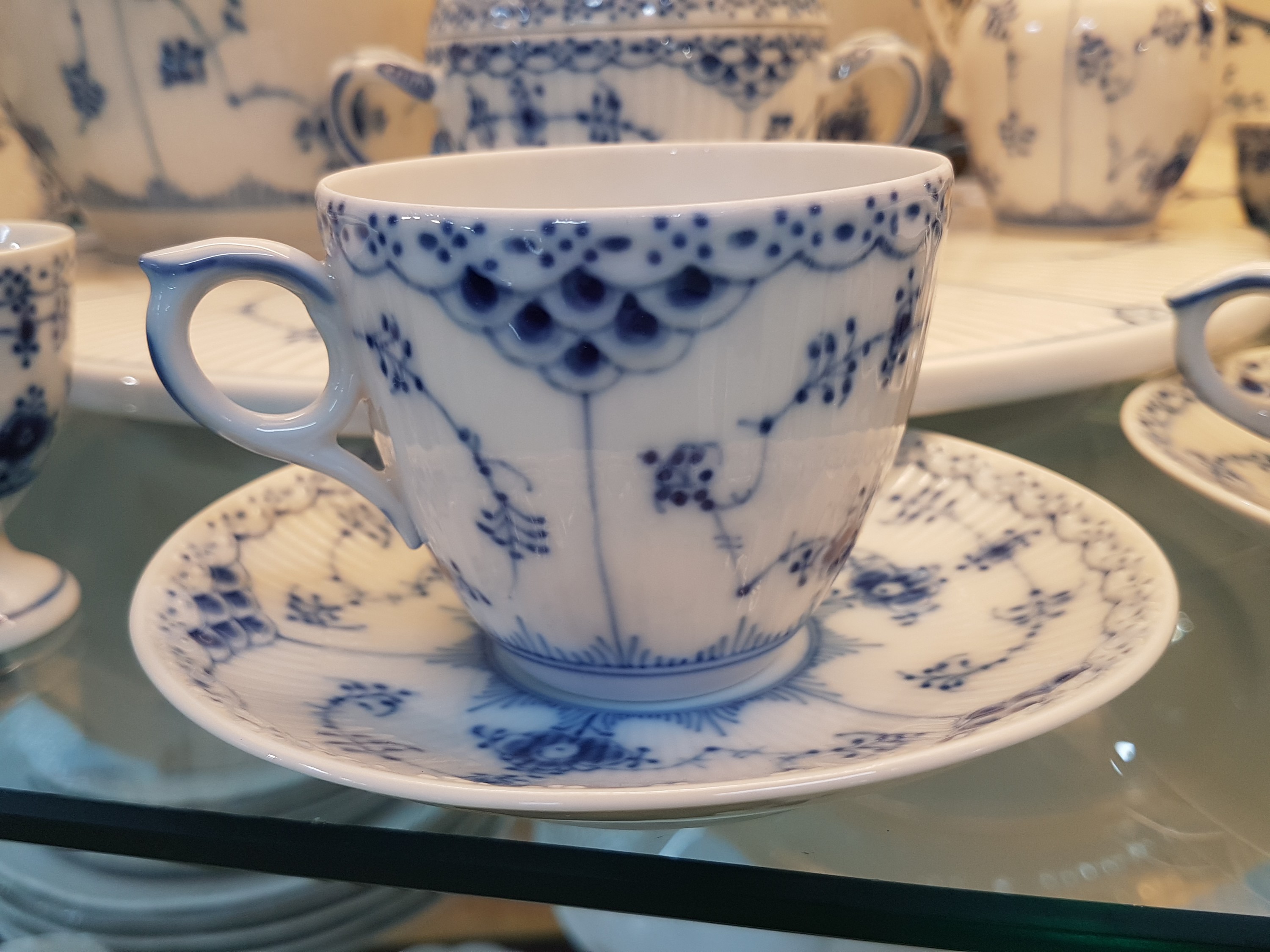 Detail g: Großes Kaffee und Teeservice, Royal Copenhagen, Musselmalet, Halbspitze, Porzellan, Kaffeekanne, Zuckerdose, Sahnegießer, 8 Kaffeetassen und vier ...