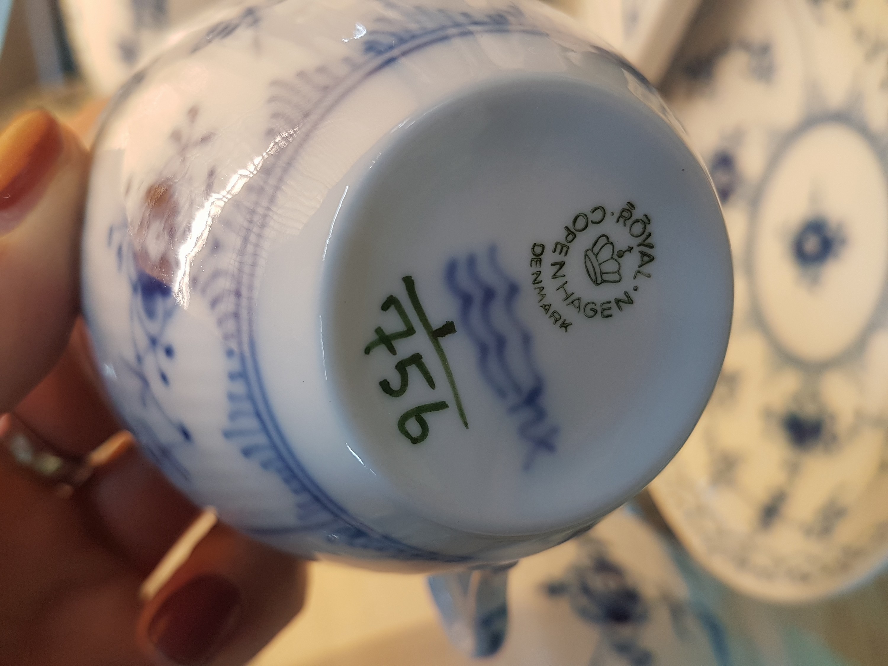 Detail h: Großes Kaffee und Teeservice, Royal Copenhagen, Musselmalet, Halbspitze, Porzellan, Kaffeekanne, Zuckerdose, Sahnegießer, 8 Kaffeetassen und vier ...