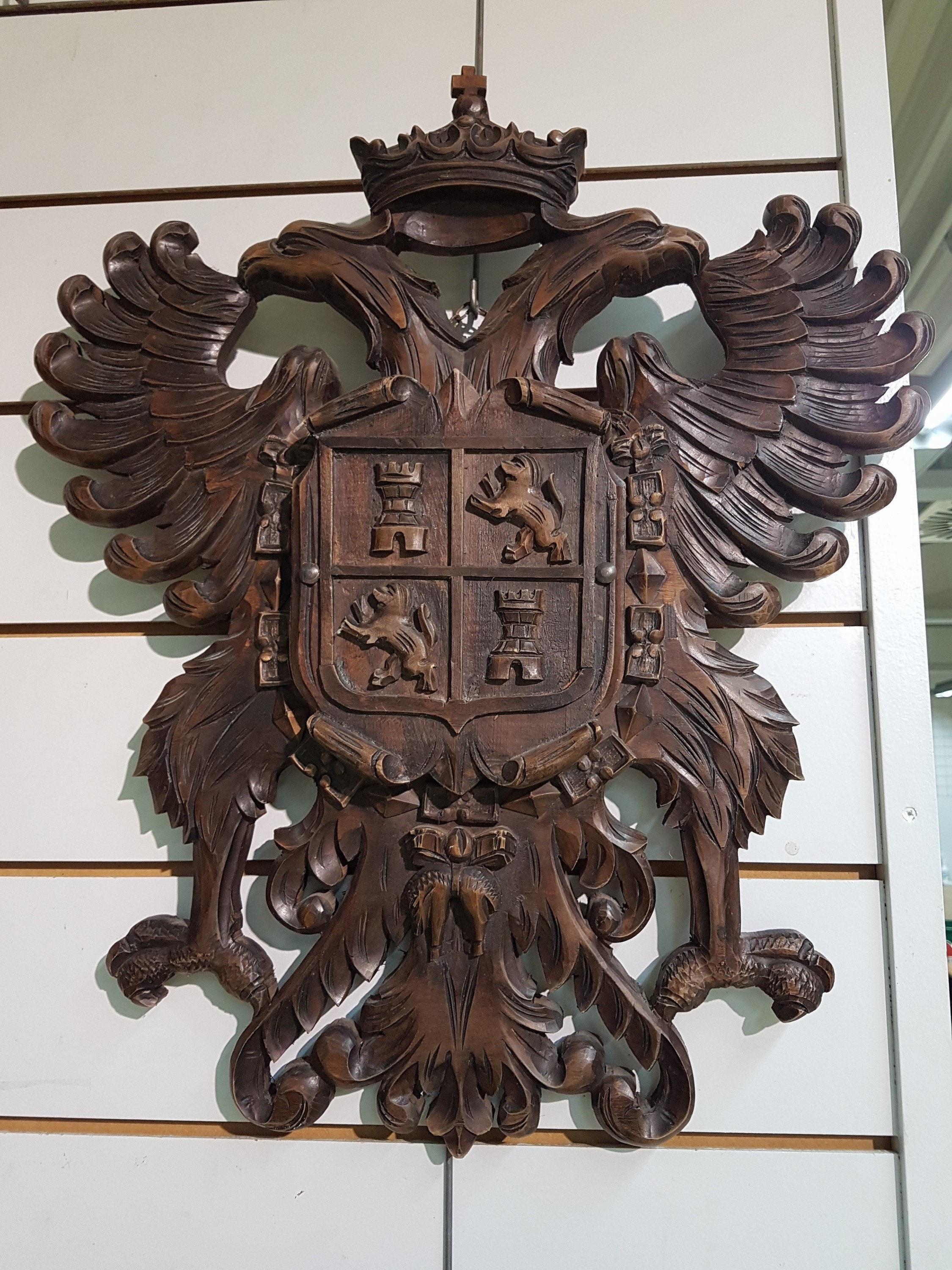Detail a: Wappenschnitzerei, deutsch, um 1920/30, Holz reich geschnitzt mit doppelköpfigem Adler, im Wappen Türme und Pferde, ca. 67x53cm