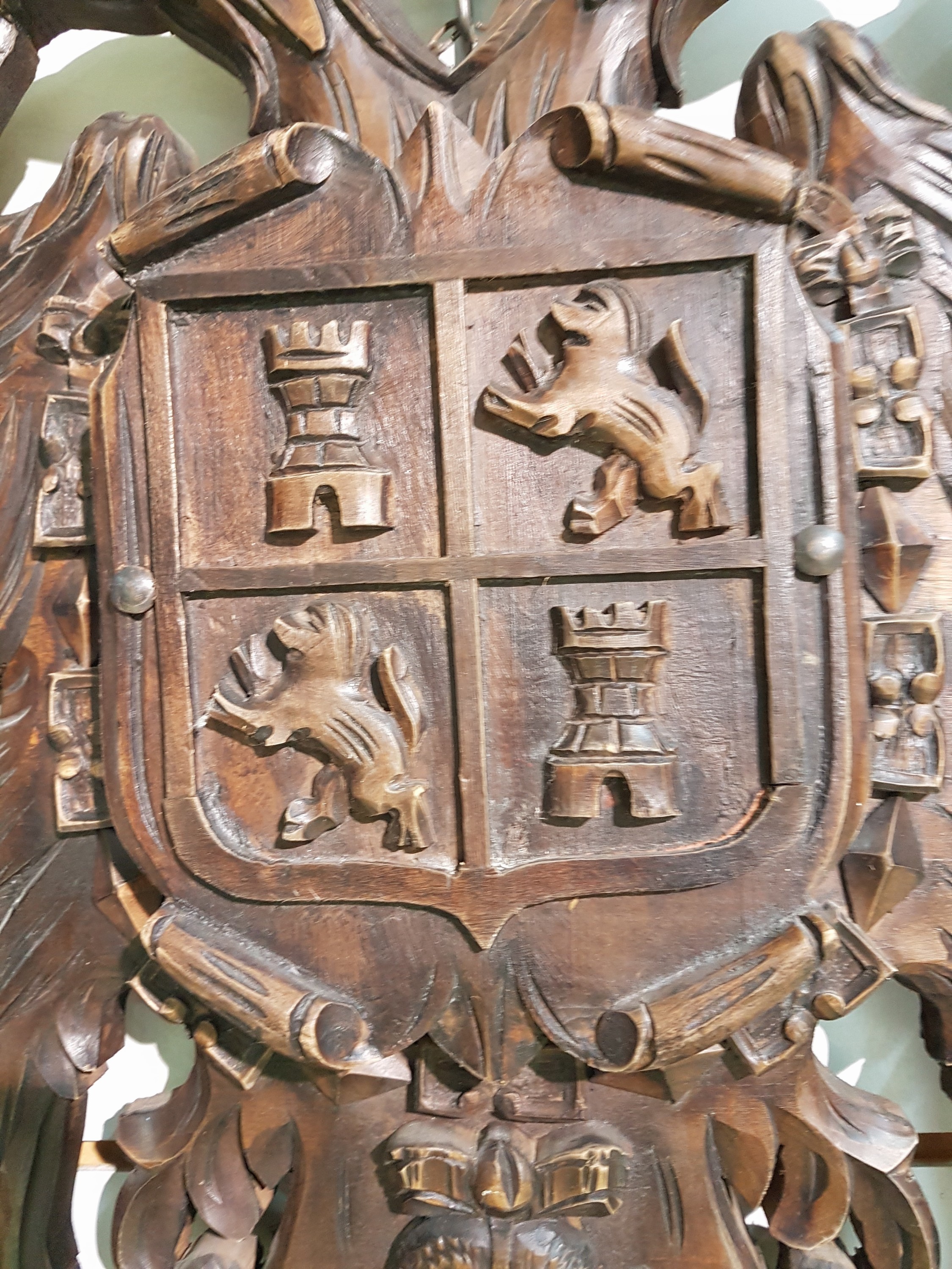 Detail b: Wappenschnitzerei, deutsch, um 1920/30, Holz reich geschnitzt mit doppelköpfigem Adler, im Wappen Türme und Pferde, ca. 67x53cm
