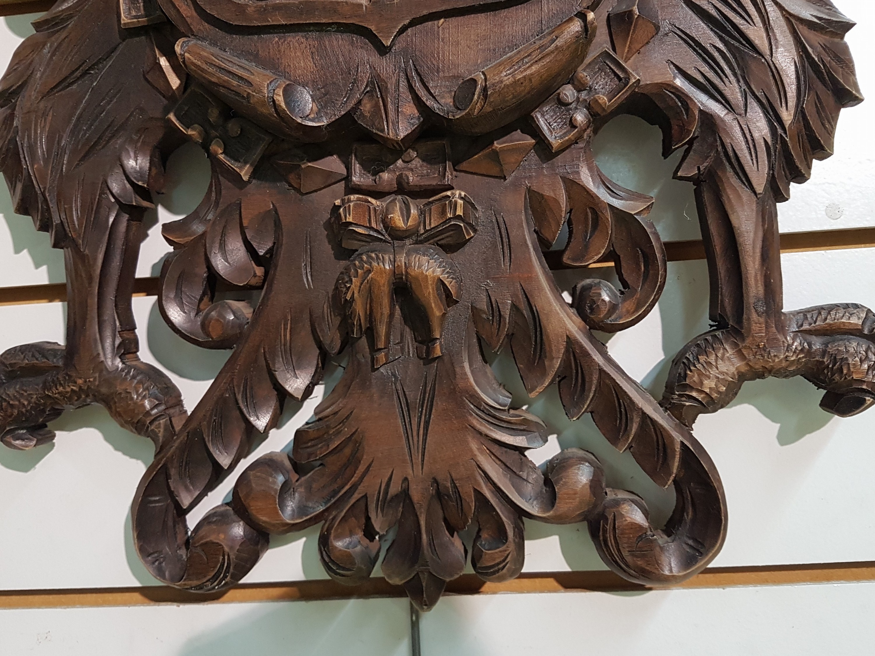 Detail c: Wappenschnitzerei, deutsch, um 1920/30, Holz reich geschnitzt mit doppelköpfigem Adler, im Wappen Türme und Pferde, ca. 67x53cm