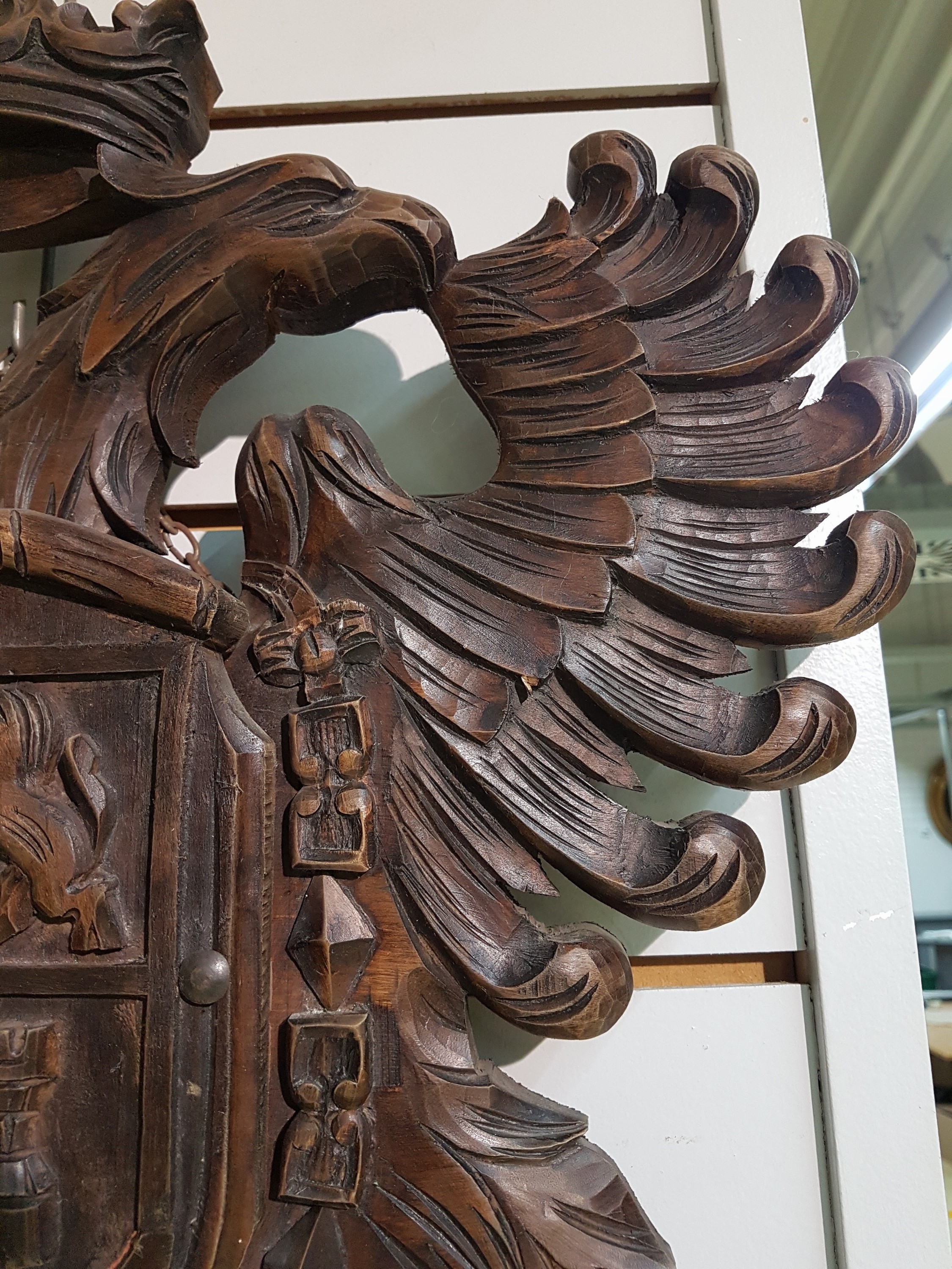 Detail d: Wappenschnitzerei, deutsch, um 1920/30, Holz reich geschnitzt mit doppelköpfigem Adler, im Wappen Türme und Pferde, ca. 67x53cm