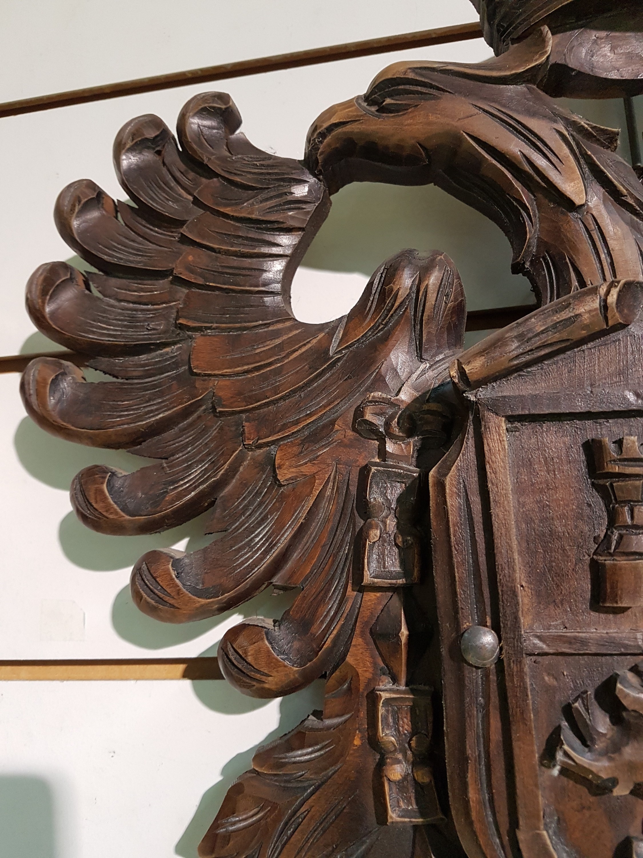 Detail e: Wappenschnitzerei, deutsch, um 1920/30, Holz reich geschnitzt mit doppelköpfigem Adler, im Wappen Türme und Pferde, ca. 67x53cm