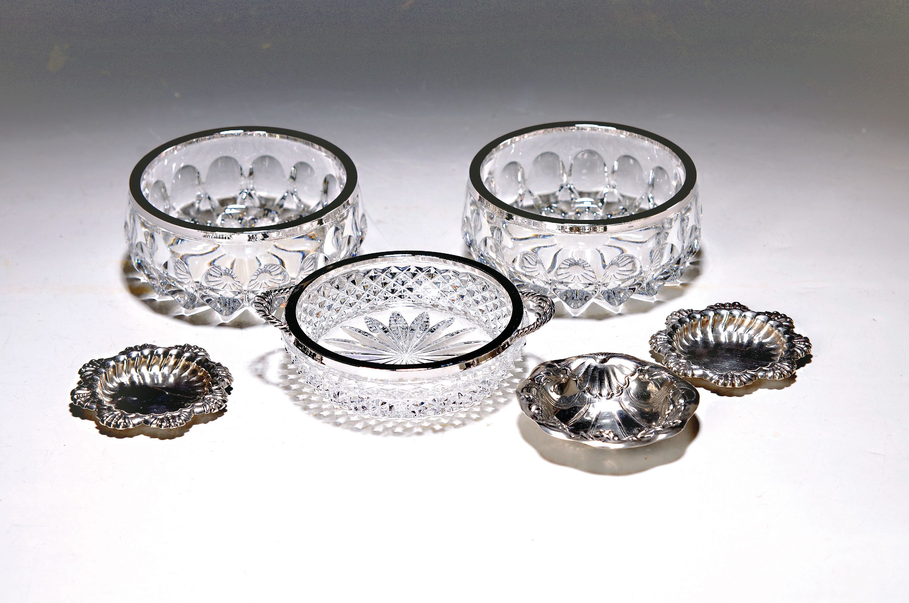 Drei Servierschälchen mit Silbermontur, und drei Silberschälchen, um 1900 bis 60/70er Jahre, Paar Kristallschalen D. 11.5 cm, ein ...