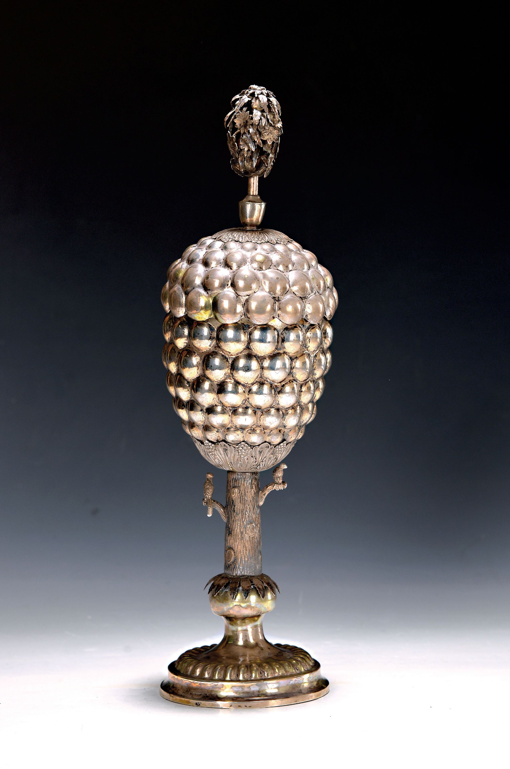 Ananaspokal, Historismus, 19. Jh., Silber geprüft, getrieben, innen vergoldet, Stiel in Form eines Astes mit zwei Vögeln, Bekrönung mit Blüten ...