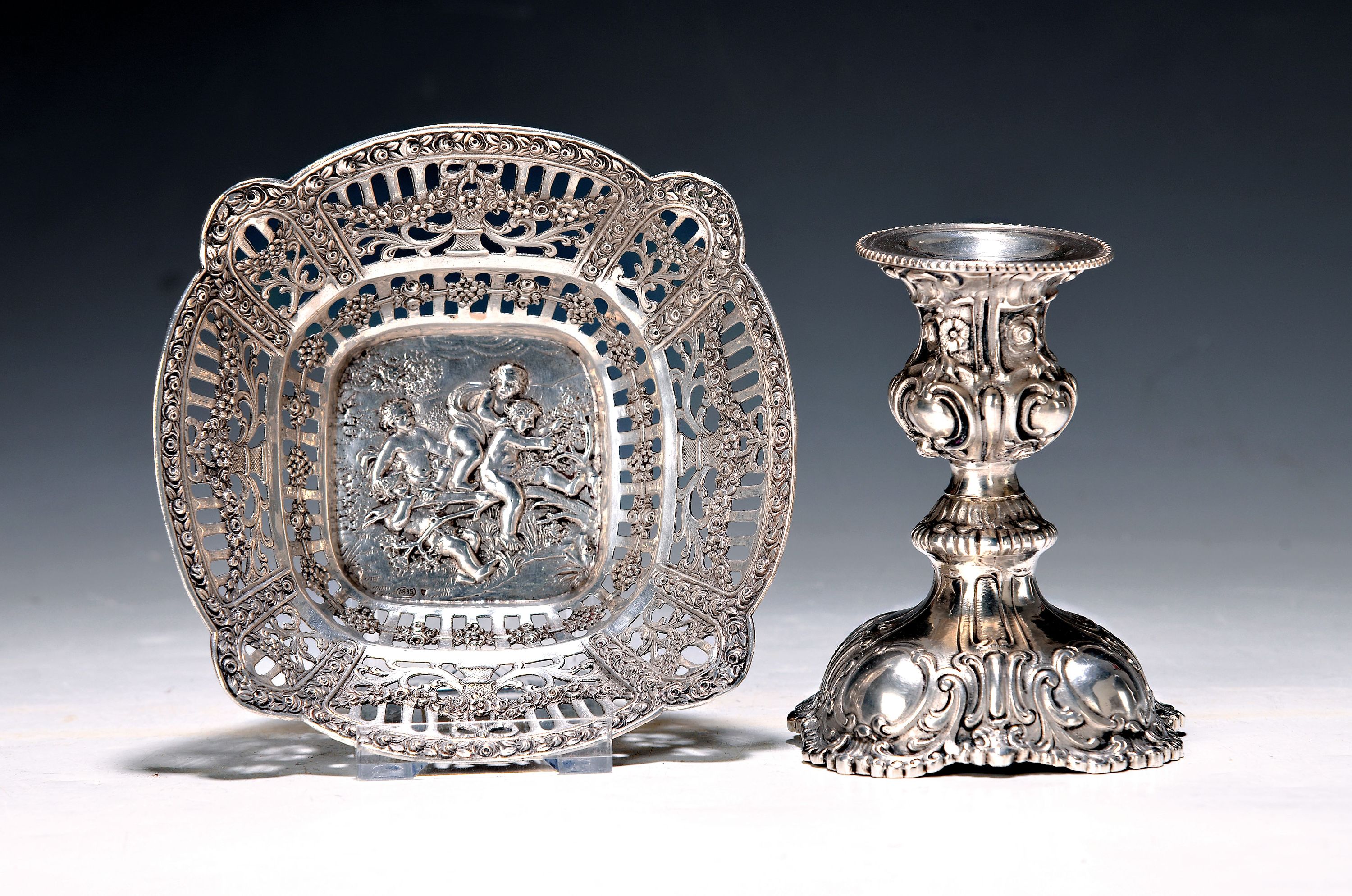 Teesieb, Schälchen, Leuchter und Schälchen, deutsch, wohl Hanau, um 1900/10, 800er Silber, Schälchen mit spielenden Amoretten, Durchbrucharbeit, ...