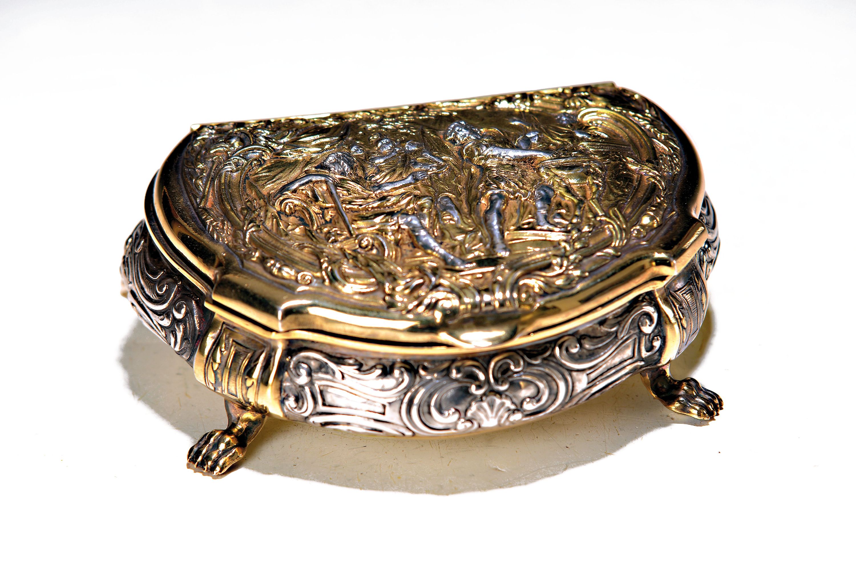 Deckelschale, wohl deutsch, um 1900, Silber geprüft, innen und außen z.T. vergoldet, antiker figürlicher Dekor auf Deckel, vier Füße, ca. 4.5 x ...