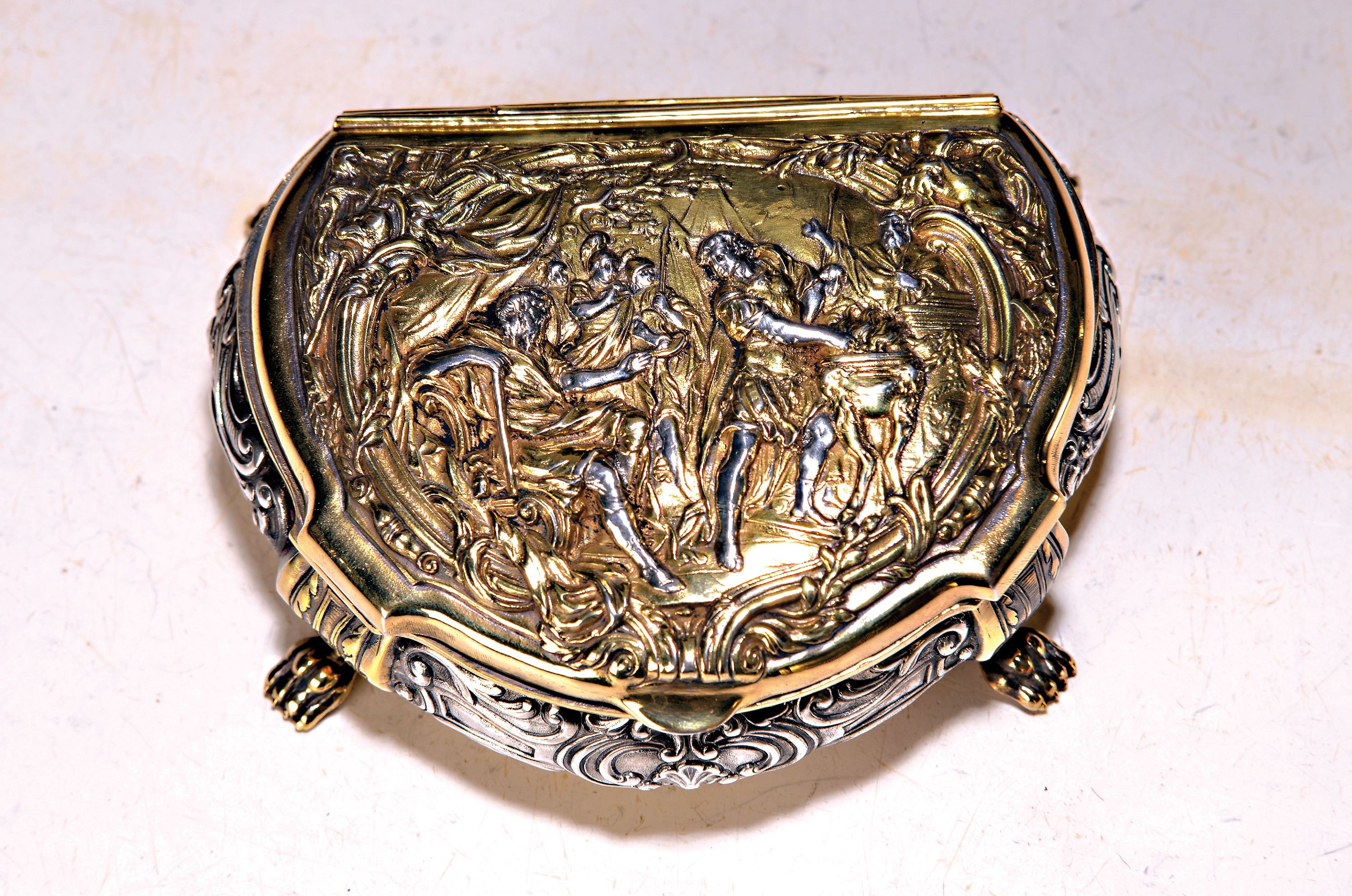 Detail a: Deckelschale, wohl deutsch, um 1900, Silber geprüft, innen und außen z.T. vergoldet, antiker figürlicher Dekor auf Deckel, vier Füße, ca. 4.5 x ...