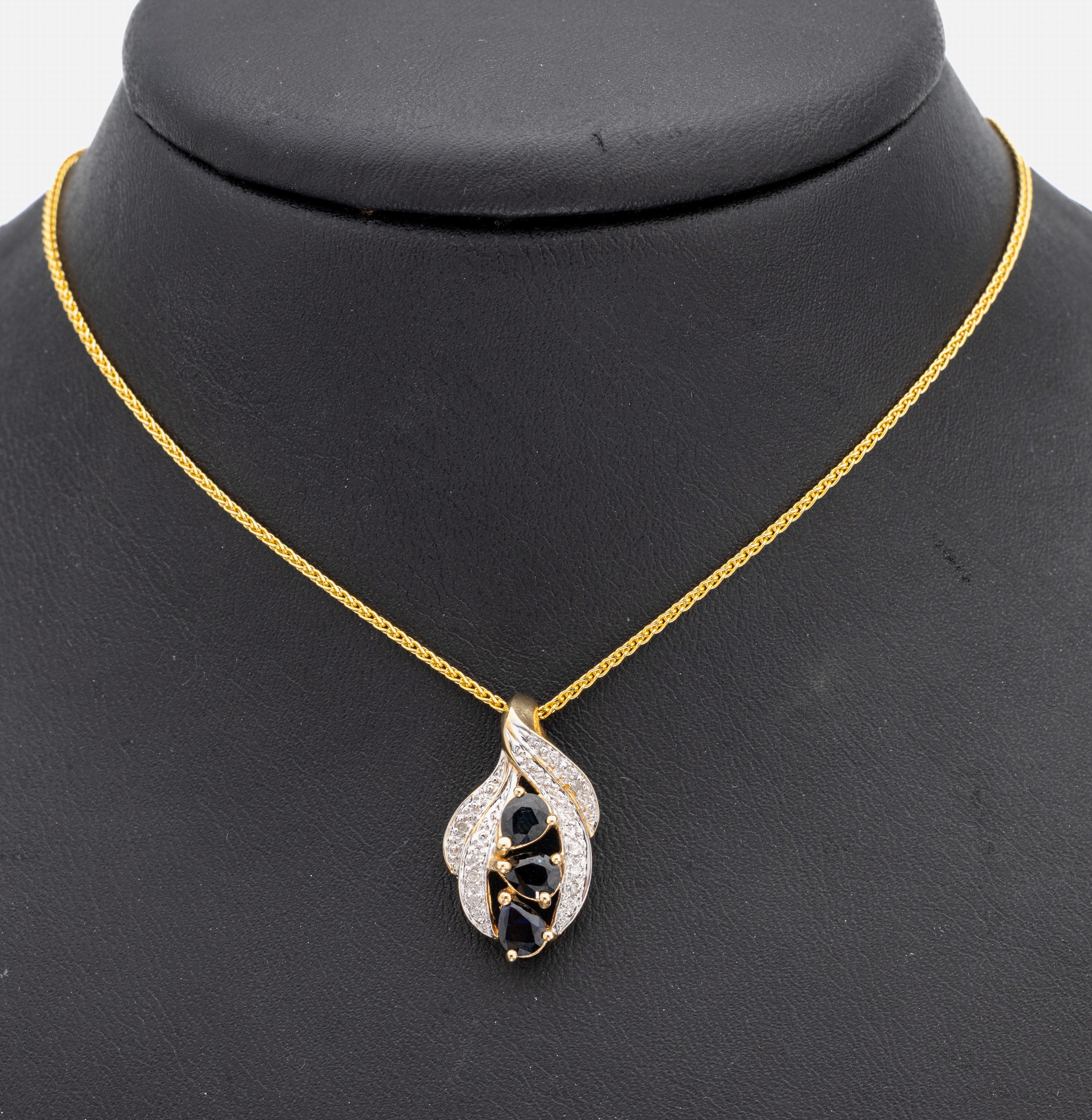 14 kt Gold Saphir-Diamant-Anhänger, GG 585/000, part rhod., außergewöhnliche Gestaltung, 3 facett. Saphir-Tropfen zus. ca. 0.10 ct, 8 ...