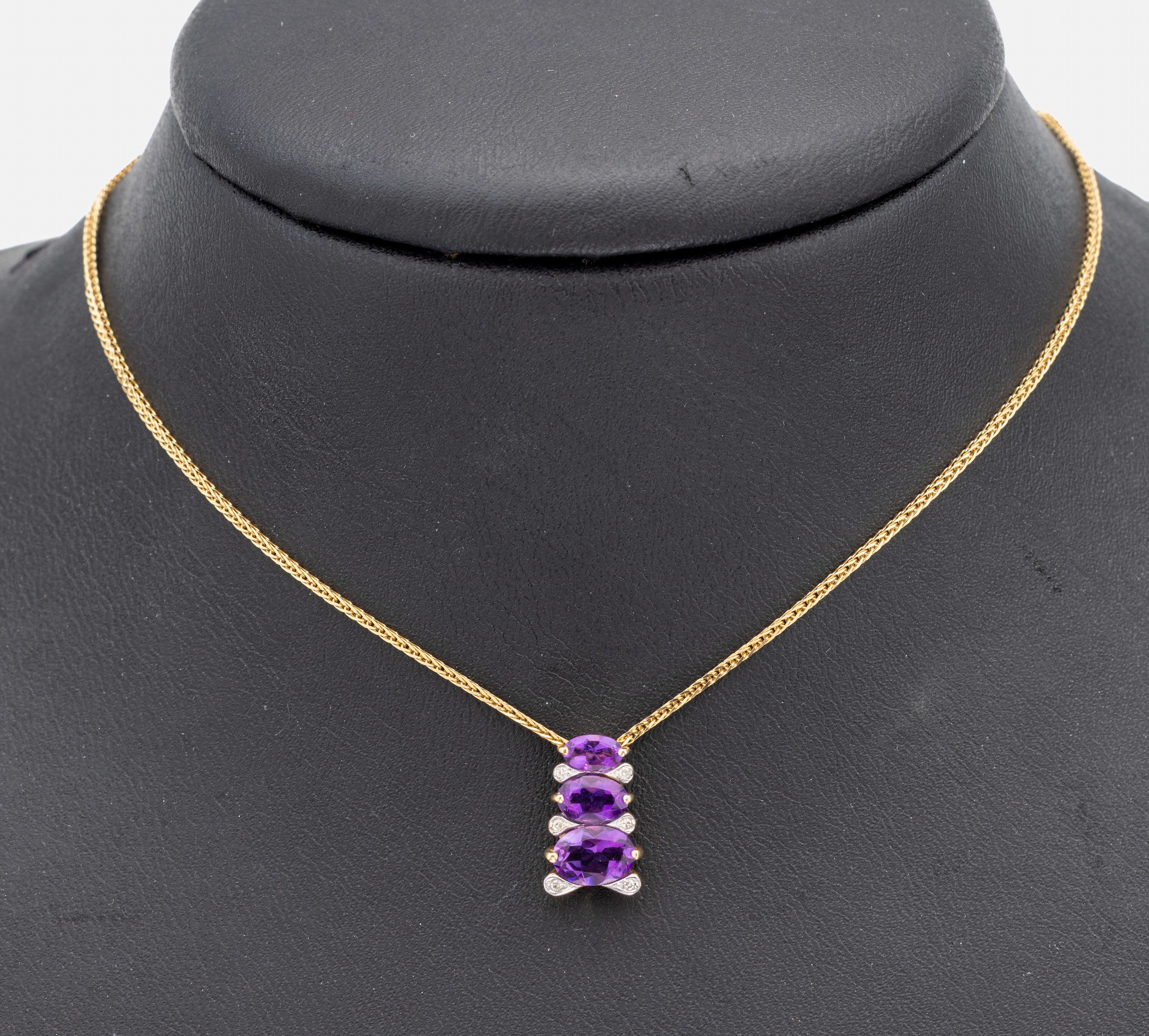 14 kt Gold Amethyst-Diamant-Anhänger, GG 585/000, 3 ovalfacett. Amethyste, 6 kl. 8/8-Diamanten, an Kette, GG 585/000, L. ca. 43cm, ...