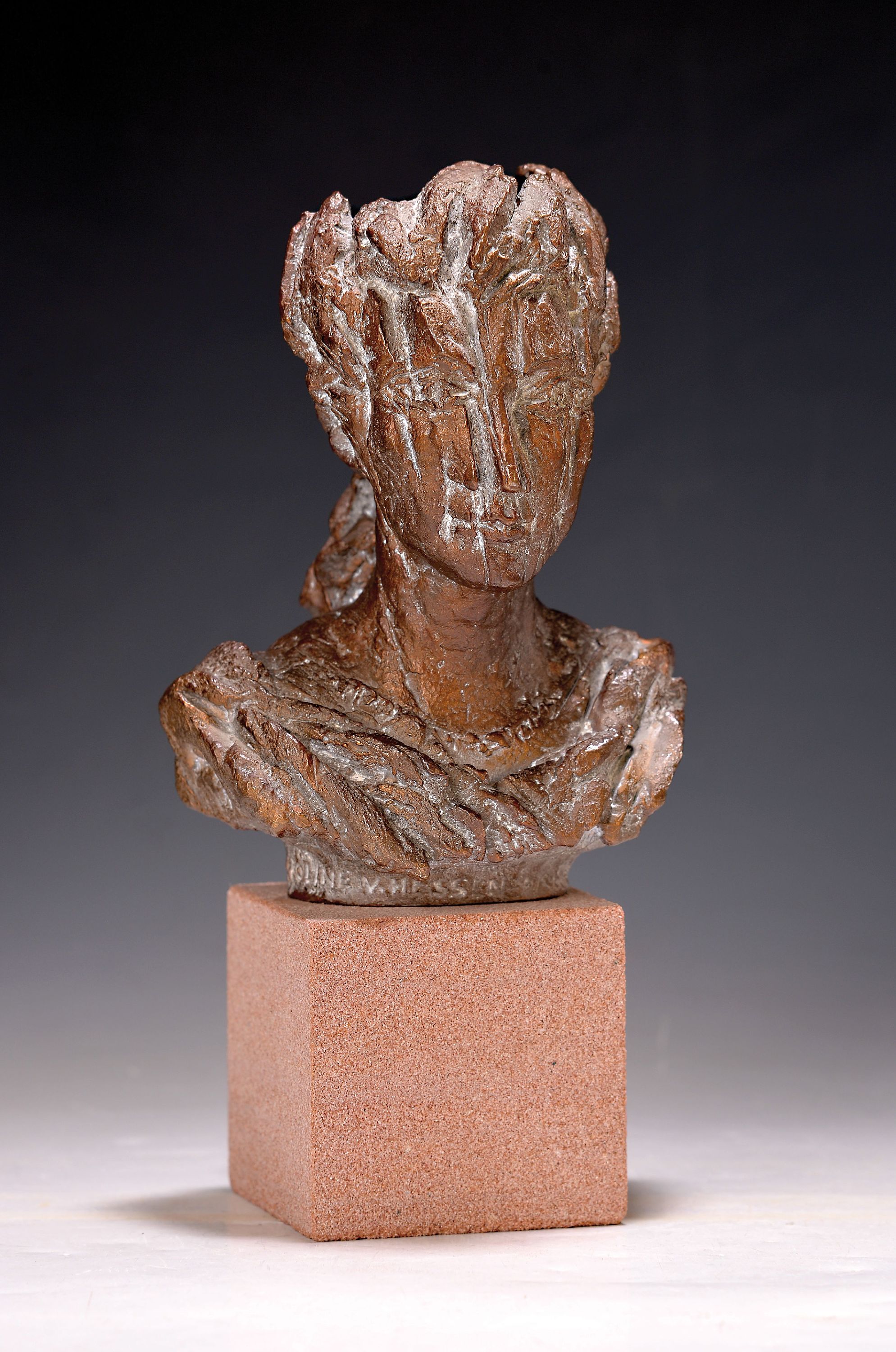 Detail k: Eberhard Linke, 1937 Lauban, lebt und arbeitet in Saulheim, Bronzebüste, bet. Caroline von Hessen datiert 94, auf rotem Steinsockel, H. ca. 24 cm