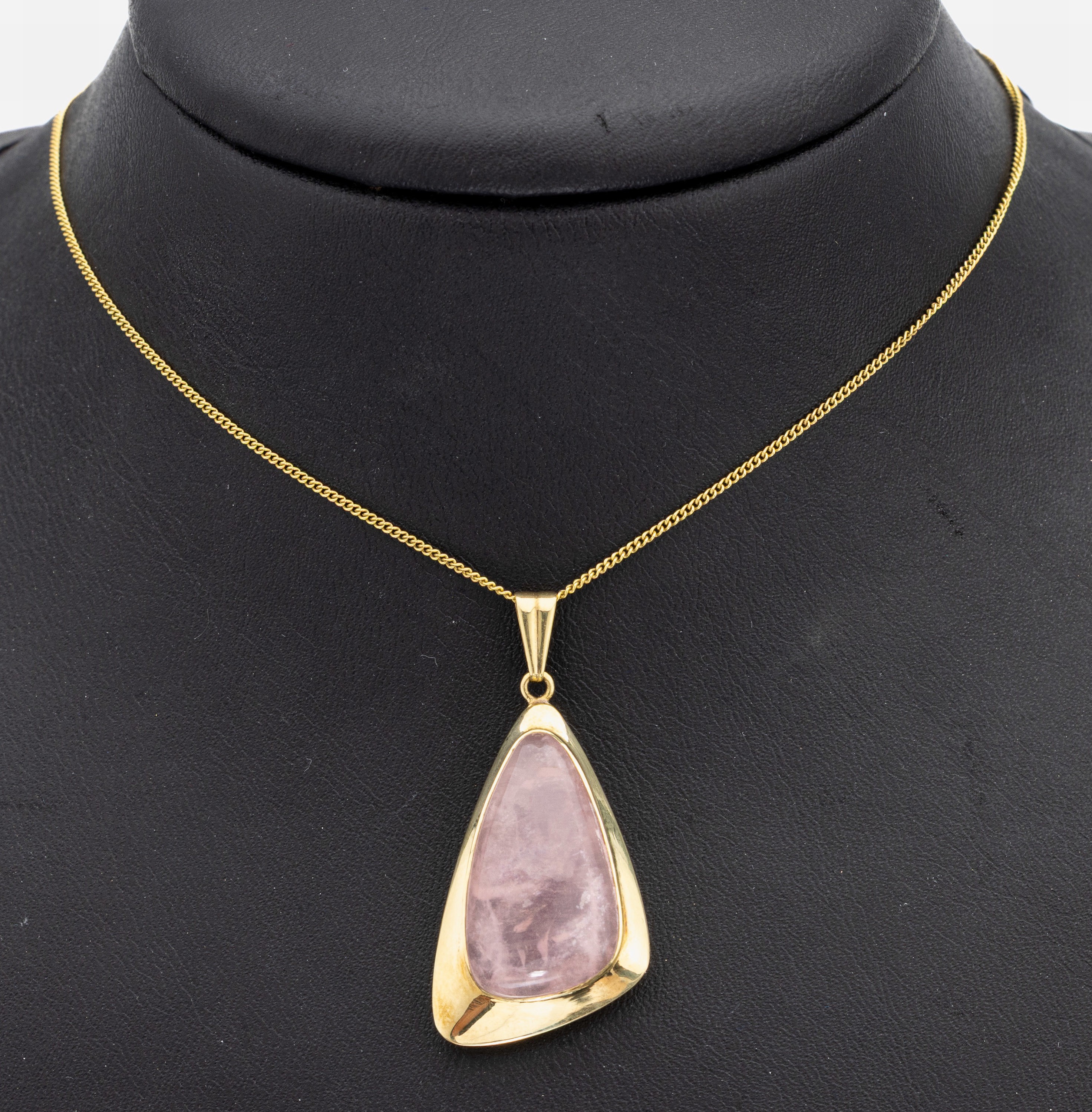 14 kt Gold Rosenquarz-Anhänger, GG 585/000,länglicher Rosenquarz-Cabochon, ca. 4 x 2 cm, an Kette, GG 585/000, L. ca. 45 cm, Federringschließe, ...