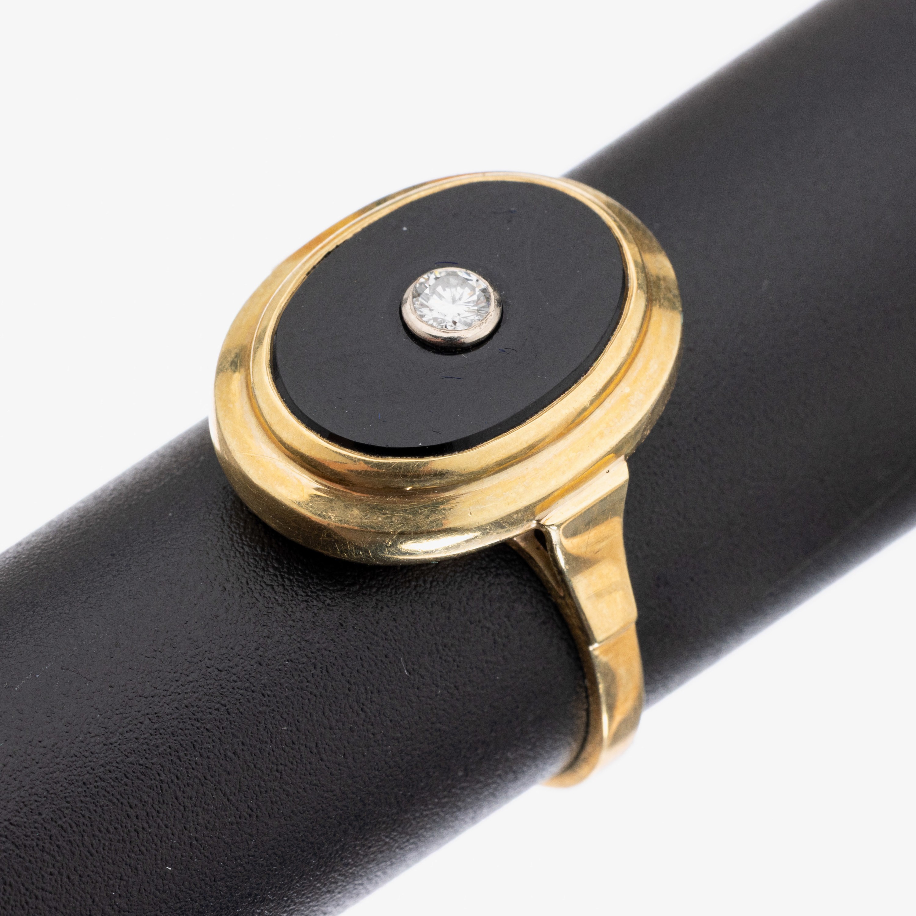 14 kt Gold Onyx-Brillant-Ring, um 1930, GG 585/000, ovaler Ringkopf mit Onyxplatte, mittig Brillant ca. 0.08 ct Weiß/si, RW 58, ca. 4.6 g