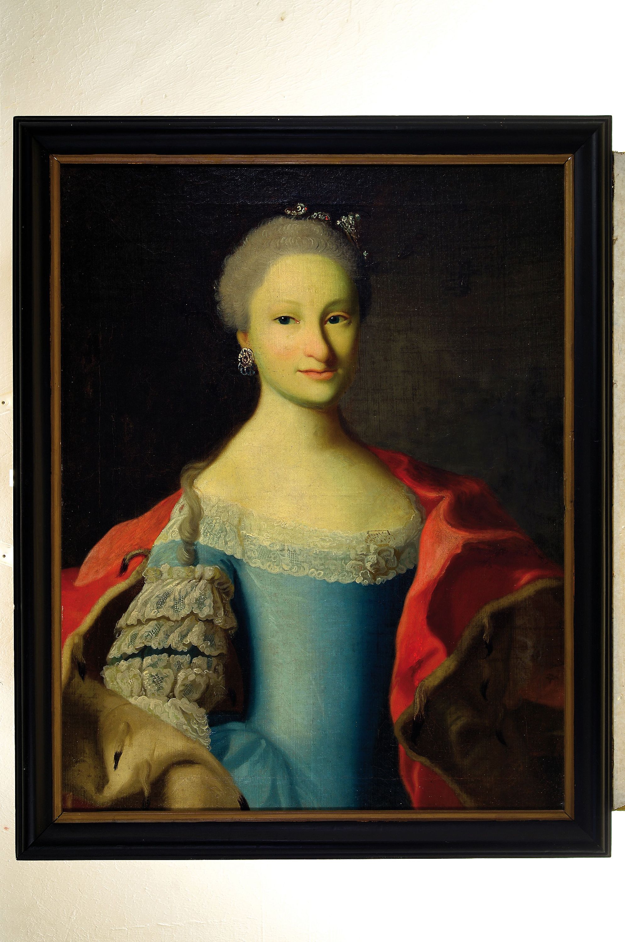 Detail k: Unbekannter Barockmaler, 17. Jh., Porträt einer jungen Adligen im blauen Kleid, ältere Restaurierung, doubliert, rechts Reparaturstelle, ca. 78 x ...