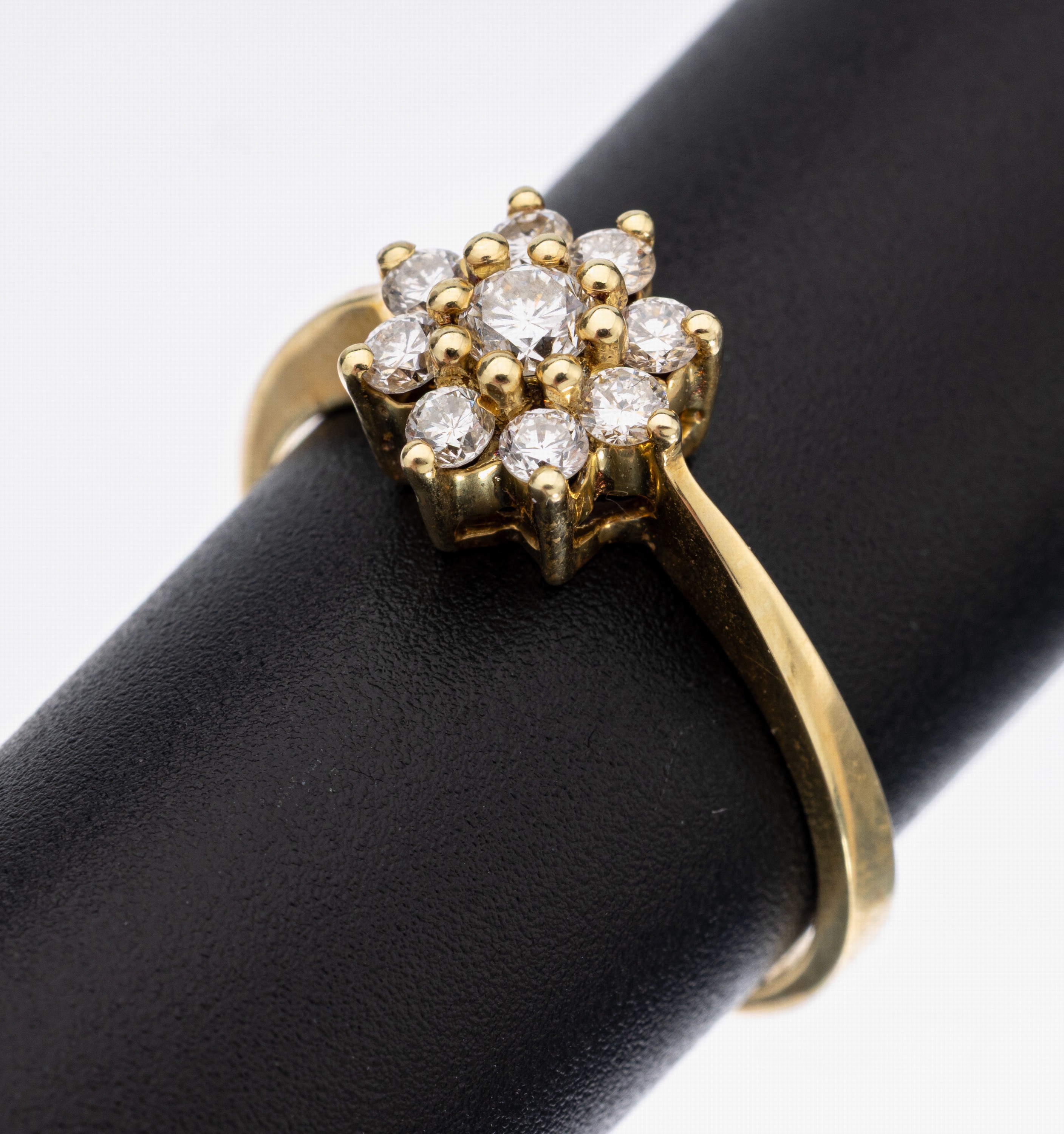 14 kt Gold Brillant-Ring, GG 585/000, 9 Brillanten zus. ca. 0.55 ct (grav.) feines Weiß-Weiß/vs-si, RW 60, ca. 3.7 g