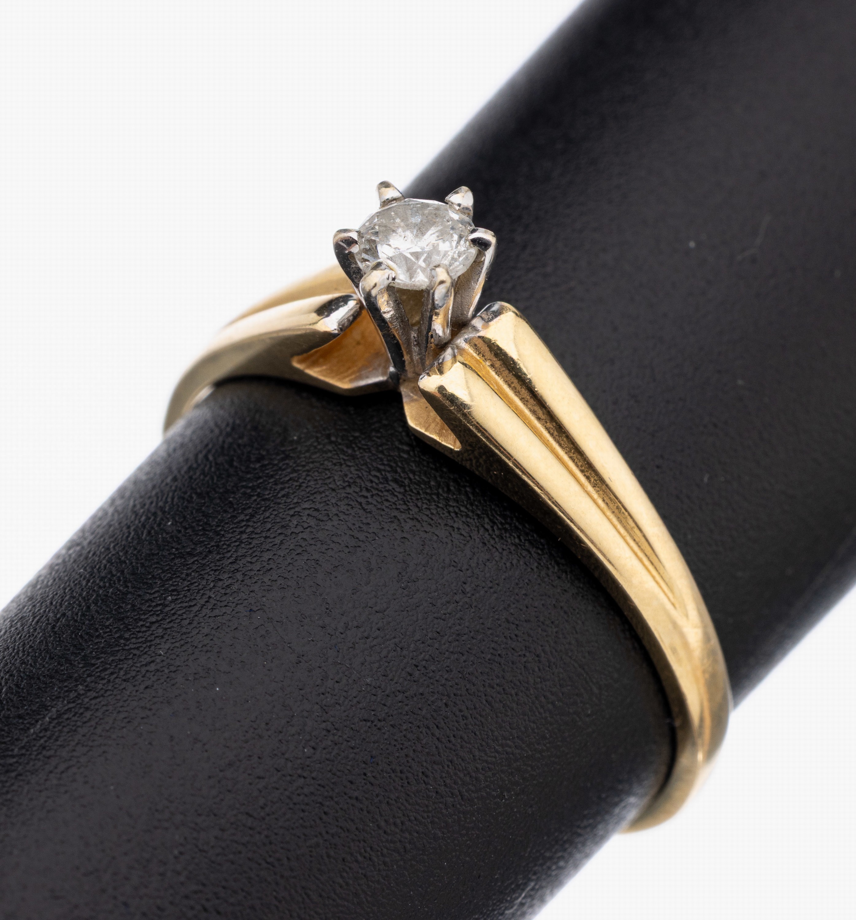 14 kt Gold Brillant-Ring, GG/WG 585/000, inWG gefasster Brillant ca. 0.18 ct Weiß/p1, RW 58, ca. 2.5 g