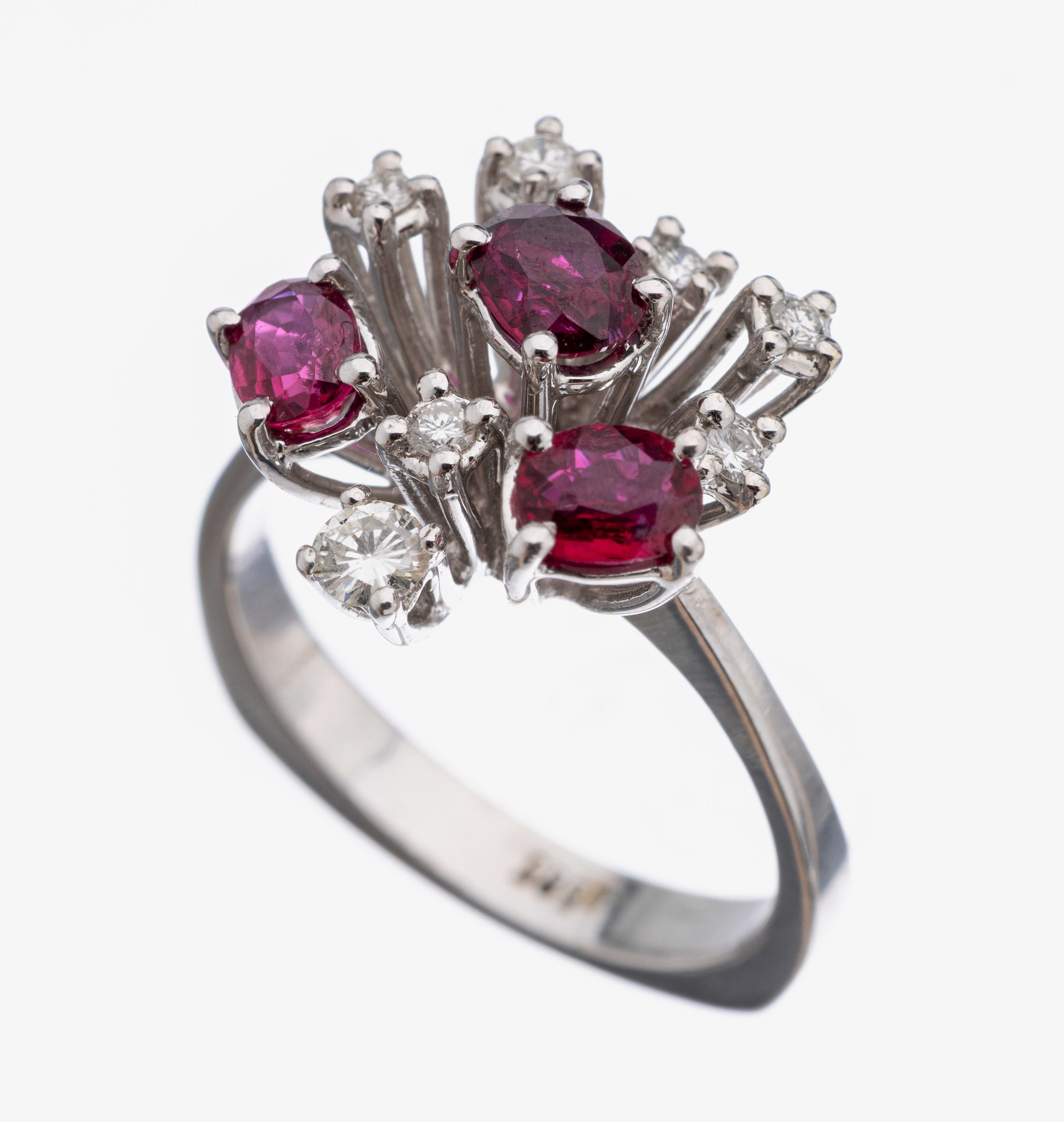 14 kt Gold Rubin-Brillant-Ring, WG 585/000,außergewöhnliche Gestaltung, 3 ovalfacett. Rubine zus. ca. 1.03 ct, 7 Brillanten zus. ca. 0.24 ct ...