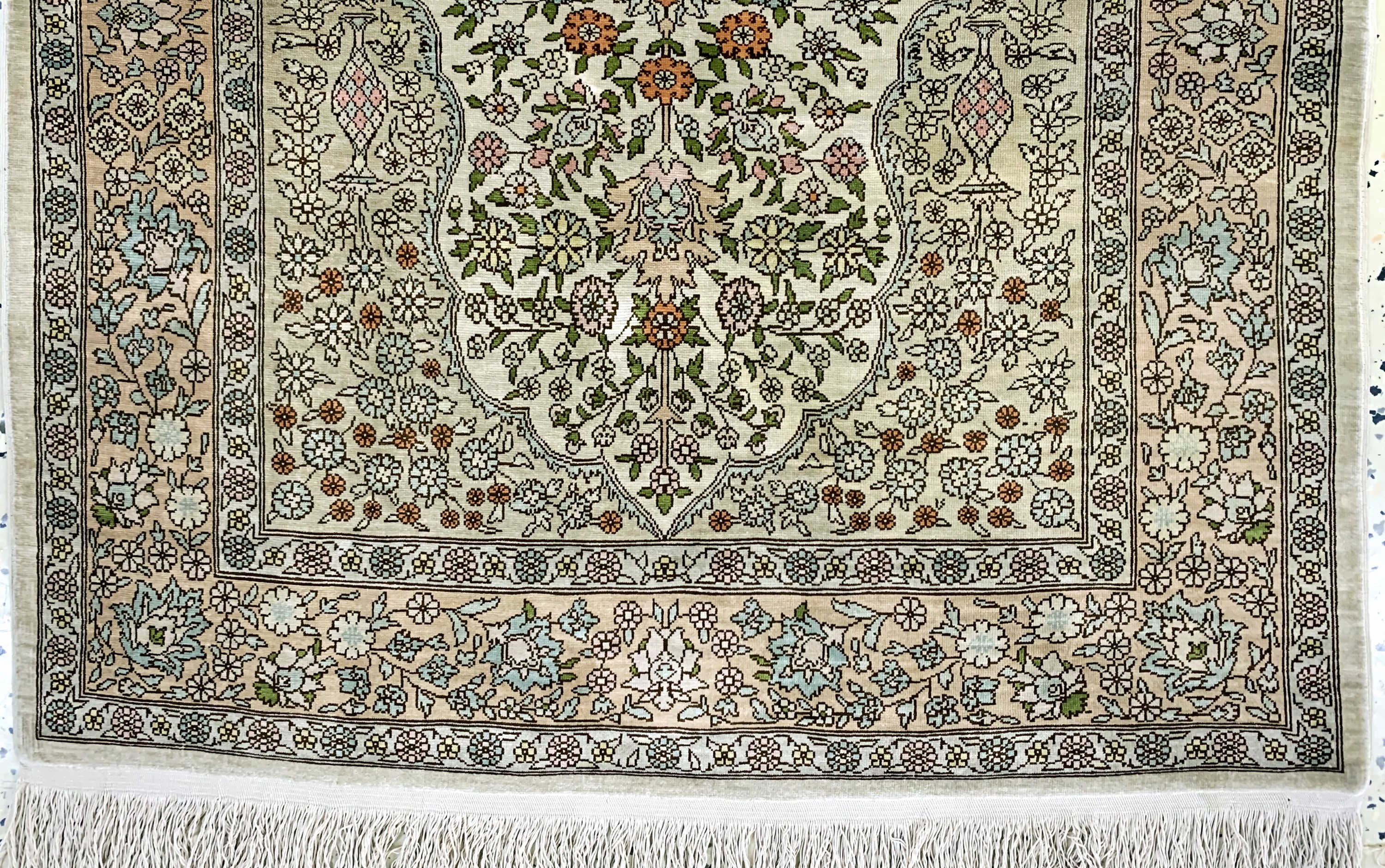 Detail c: Hereke Seide fein sign., Türkei, Mitte 20.Jhd., reine Naturseide, ca. 112 x 72 cm, ca. 1,0 Mio. Kn/qm, EHZ: 2