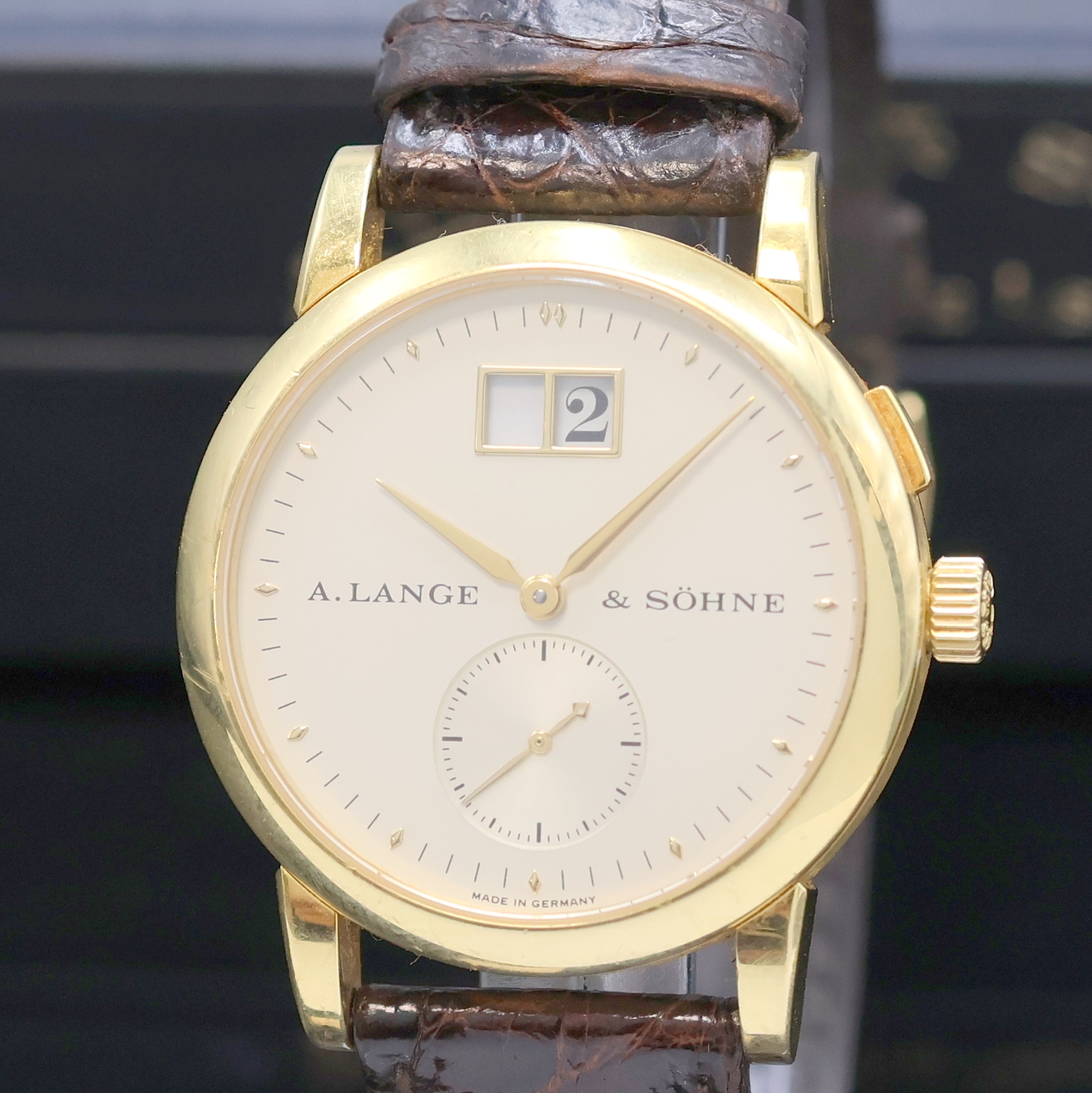 Detail a: A. LANGE & SÖHNE Saxonia Armbanduhr mit Großdatum in GG 750/000 Referenz 105.021, Deutschland um 1996, Handaufzug, beids. vergl. Geh., Boden 6-fach ...