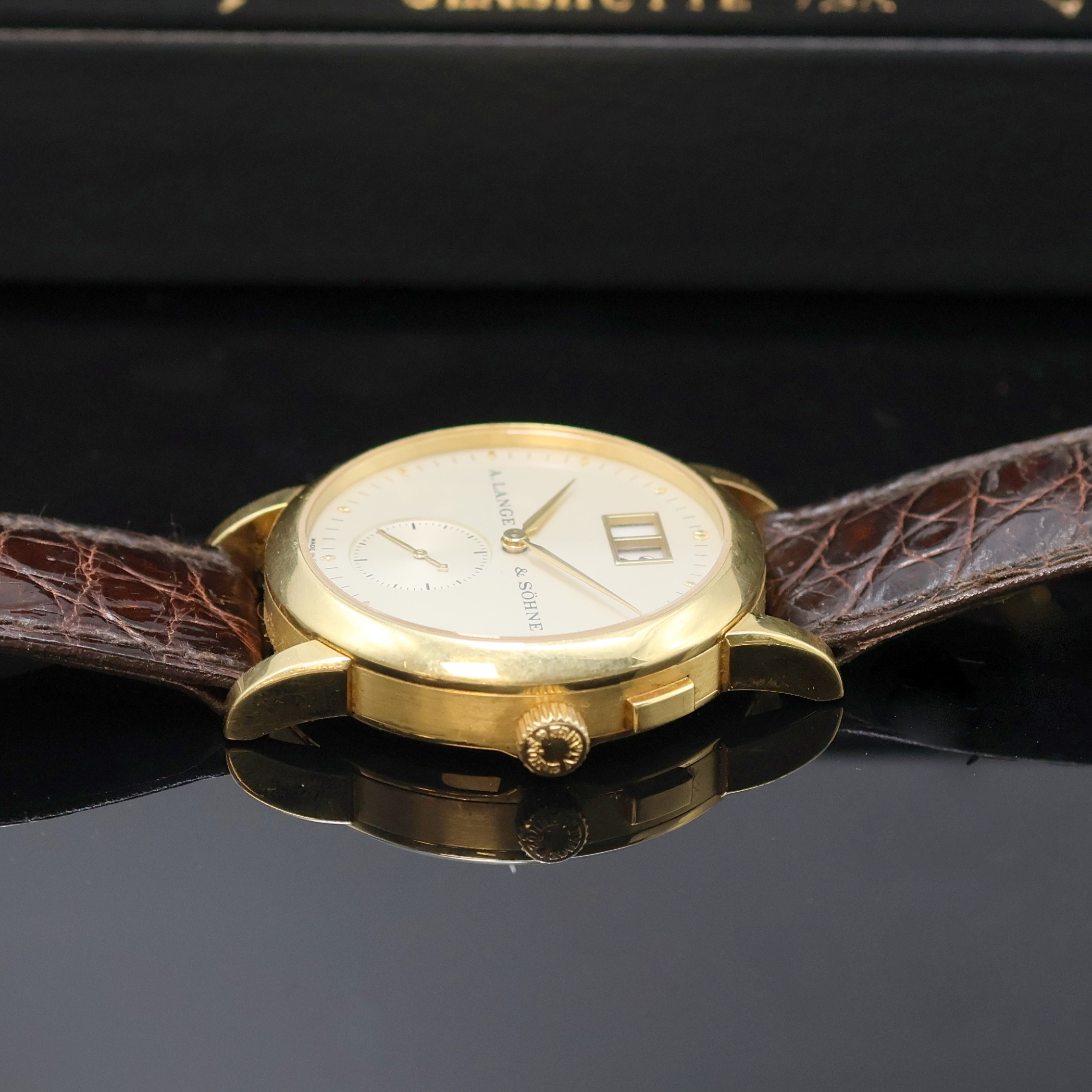Detail d: A. LANGE & SÖHNE Saxonia Armbanduhr mit Großdatum in GG 750/000 Referenz 105.021, Deutschland um 1996, Handaufzug, beids. vergl. Geh., Boden 6-fach ...