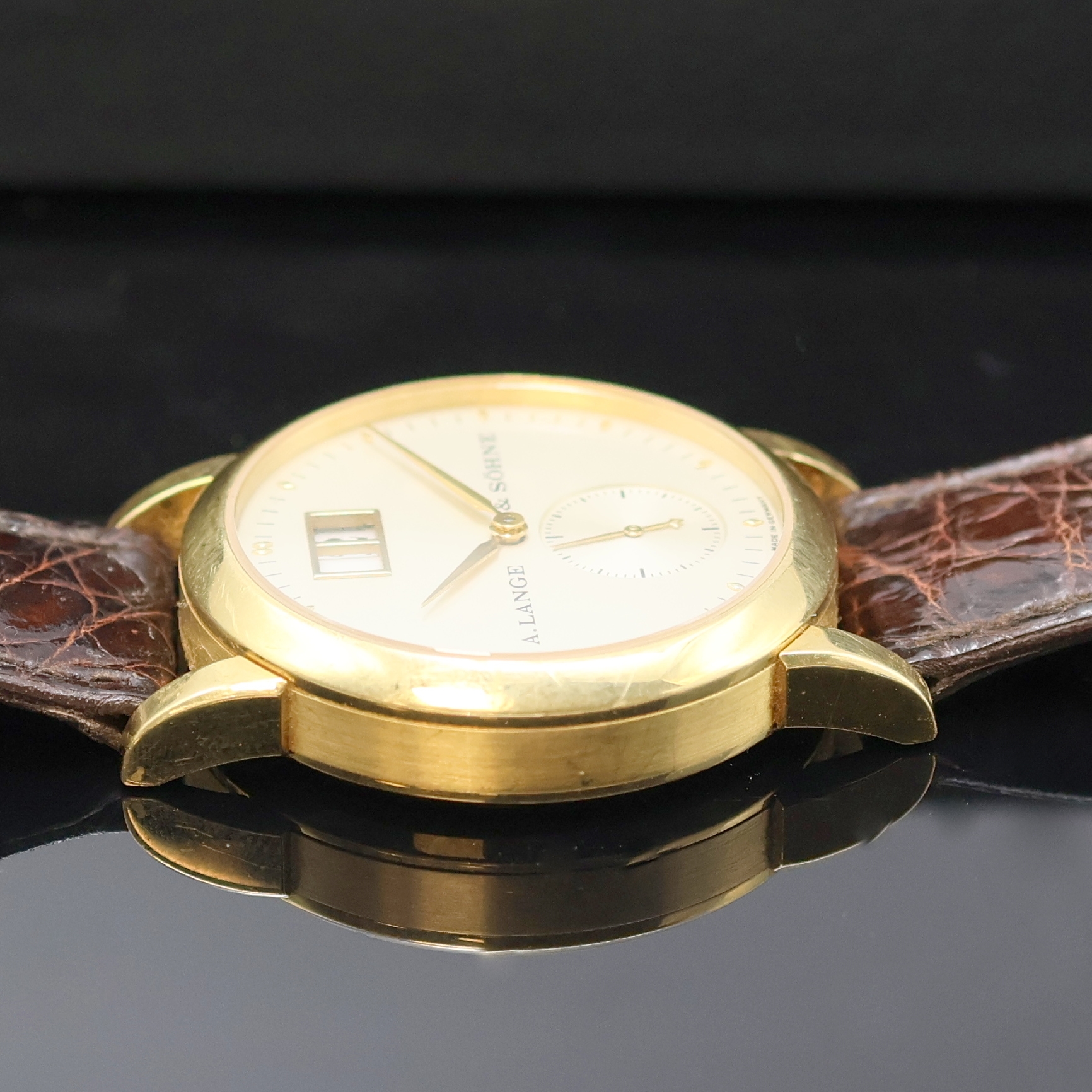 Detail e: A. LANGE & SÖHNE Saxonia Armbanduhr mit Großdatum in GG 750/000 Referenz 105.021, Deutschland um 1996, Handaufzug, beids. vergl. Geh., Boden 6-fach ...