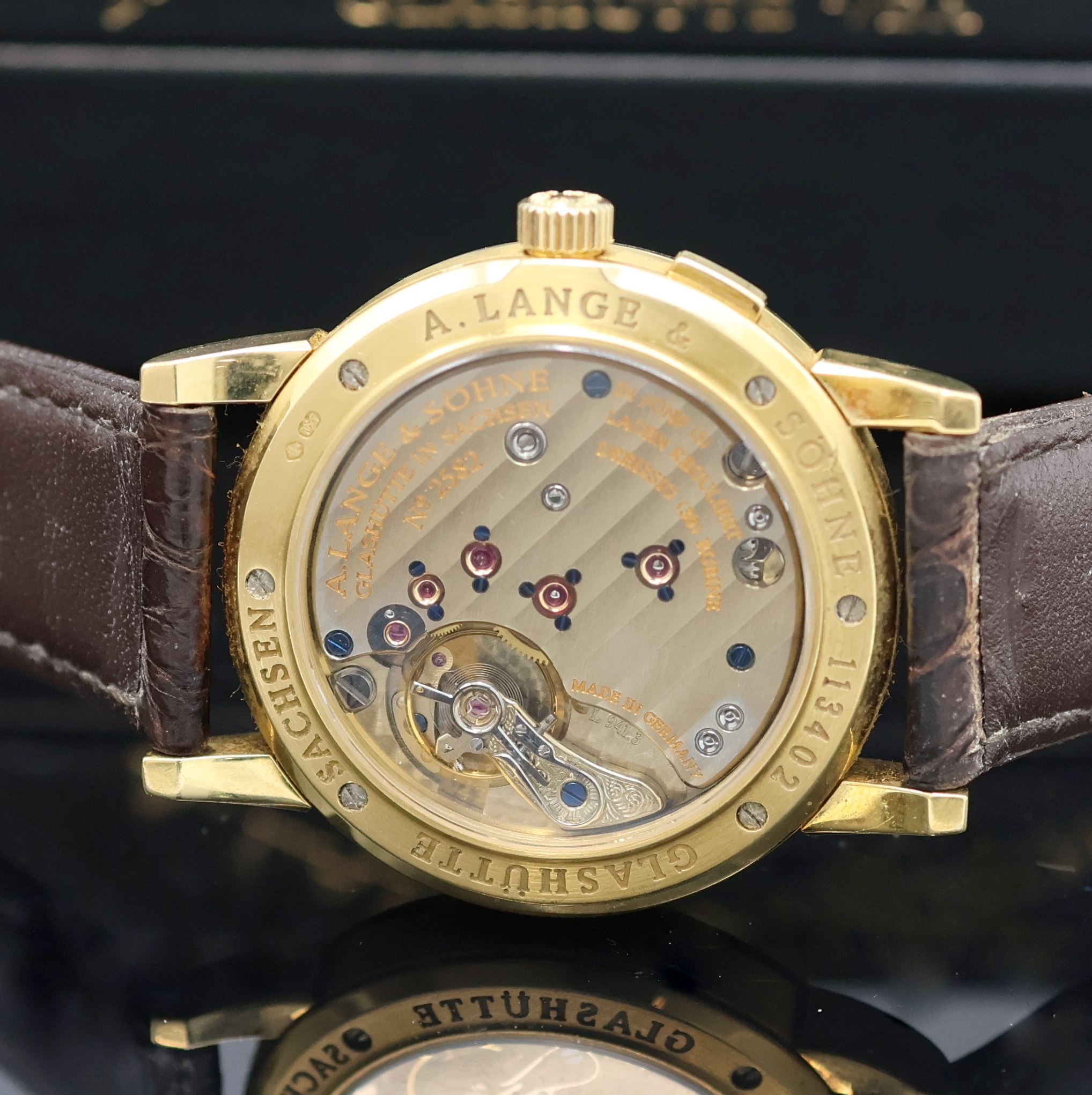 Detail f: A. LANGE & SÖHNE Saxonia Armbanduhr mit Großdatum in GG 750/000 Referenz 105.021, Deutschland um 1996, Handaufzug, beids. vergl. Geh., Boden 6-fach ...