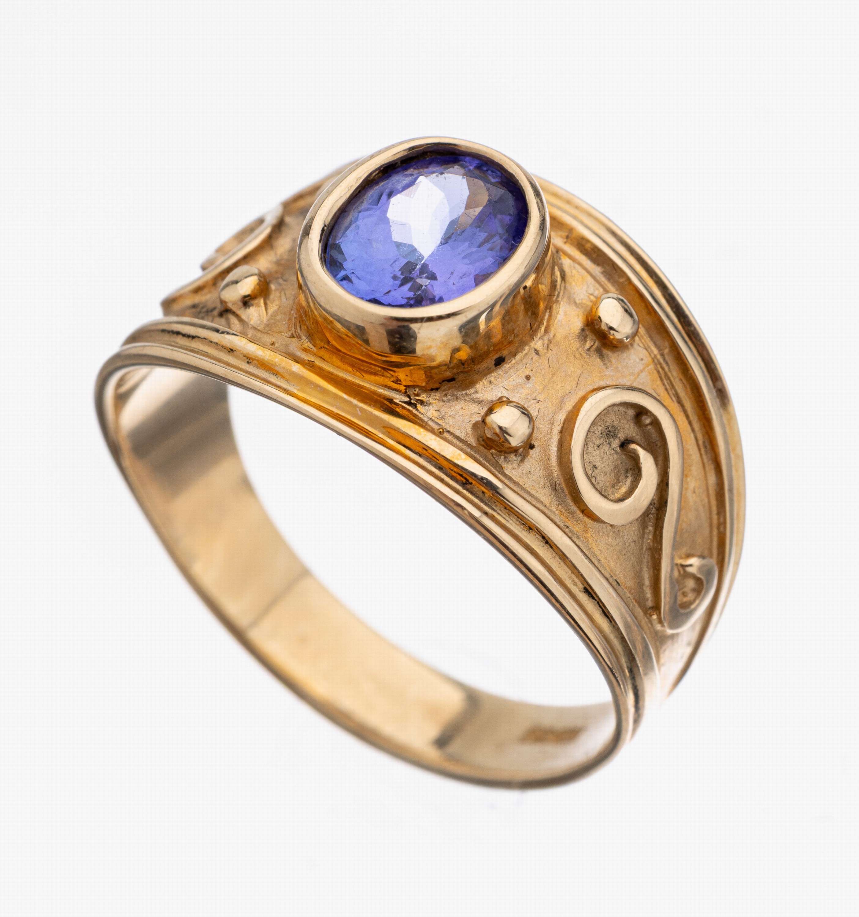 9 kt Gold Tansanit-Ring, GG 375/000, ovalfacett. Tansanit ca. 1.10 ct, Ringschultern mit geschwungenen Elementen und kl. Goldkügelchen, RW 62, ca. ...