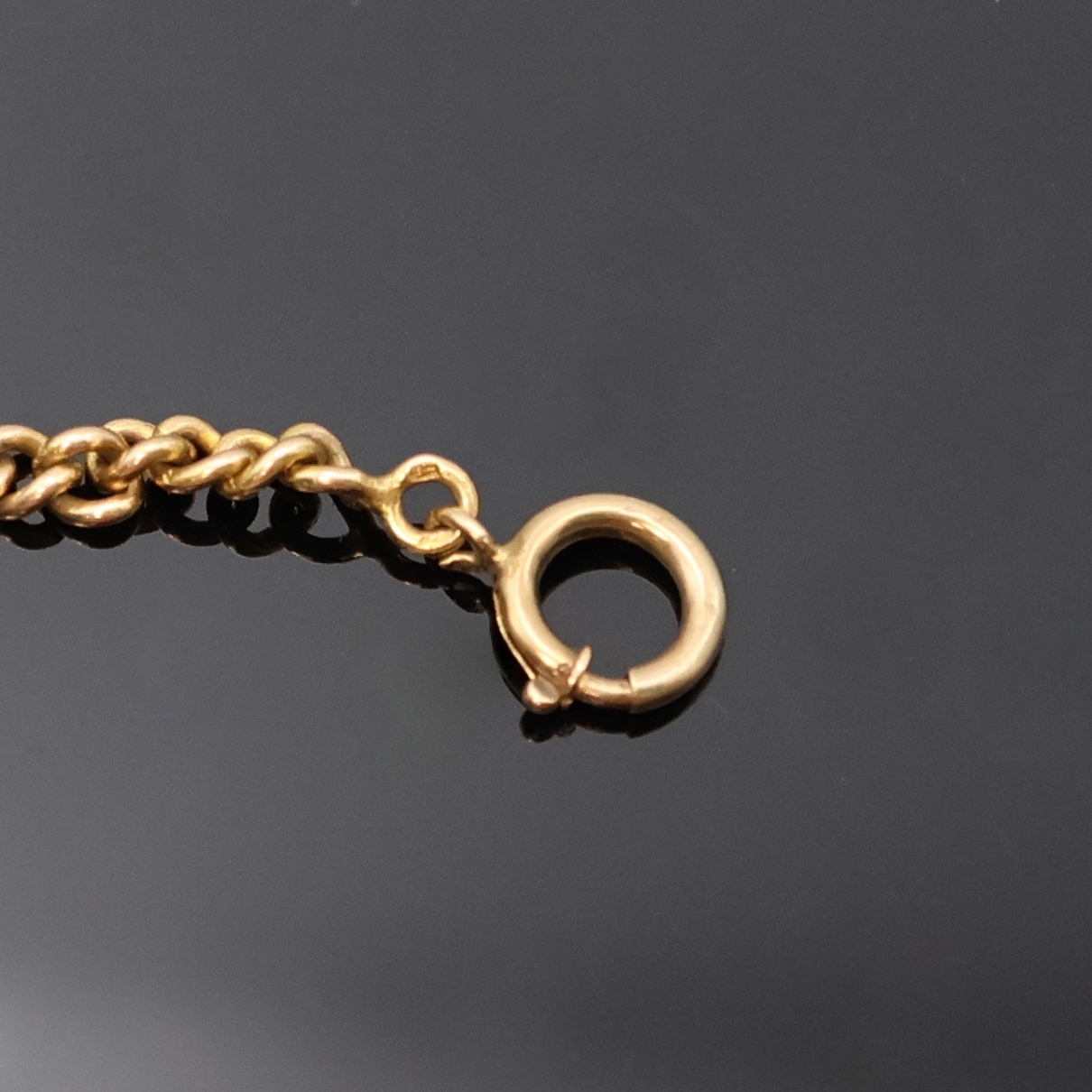 Detail b: Taschenuhrkette in GG 585/000, mit Federring und Karabiner, L. ca. 30,5 cm, Gew. ca. 22g, aus Sammlungsauflösung