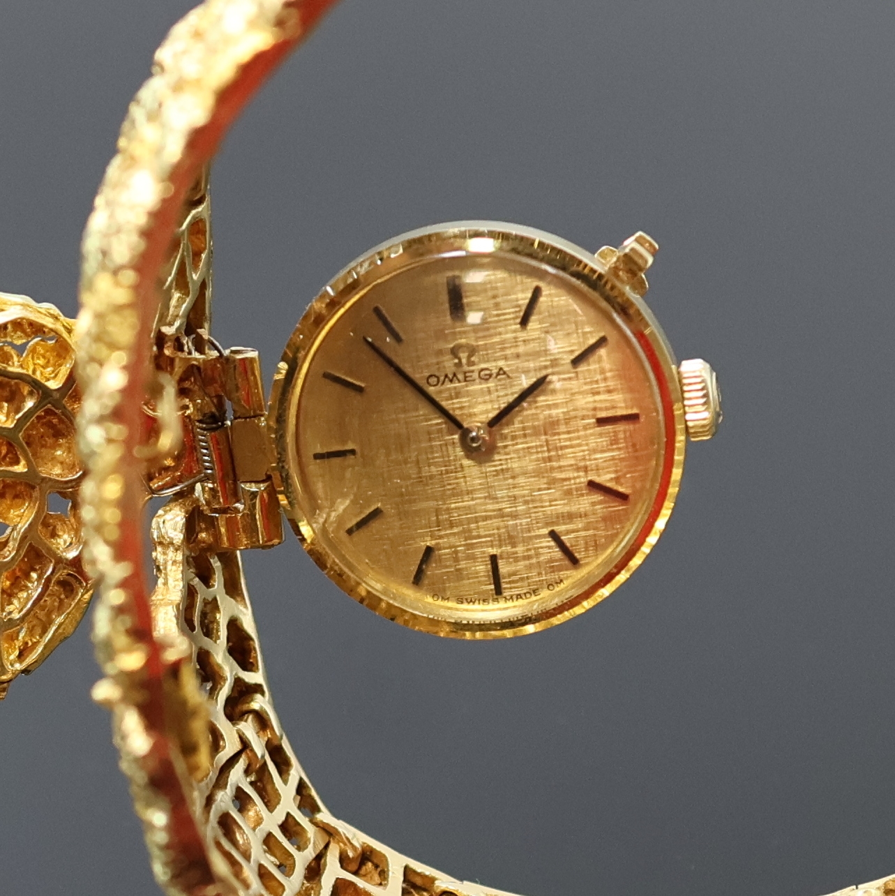 Detail b: Omega extrem seltene und feine Damenarmbanduhr Rocaille d´Or designed vom Genfer Juwelier Gilbert Albert Referenz 711.1038, Schweiz um 1968, feines, ...