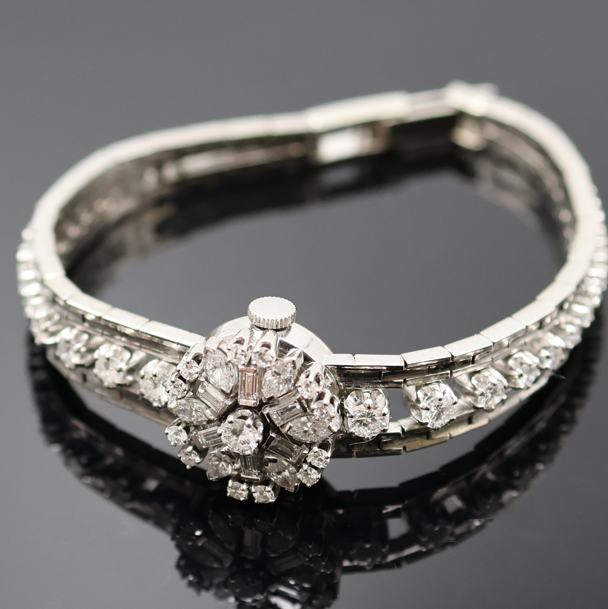 Detail b: BUCHERER seltene, hochwertige Damenarmbanduhr in WG 750/000 mit Diamanten, Handaufzug, Schweiz um 1965, Boden aufgedr., aufklappbarer Scharnierdeckel ...