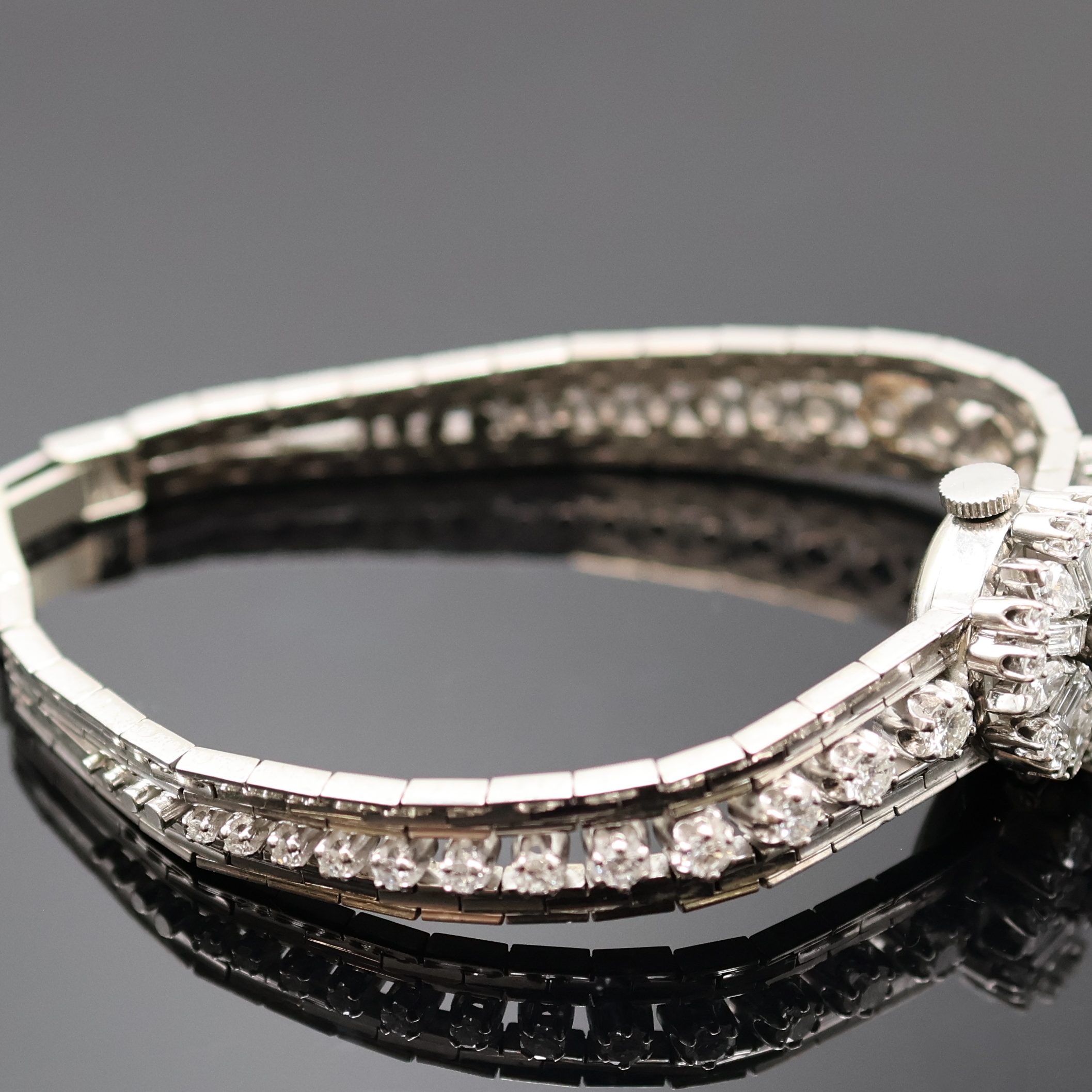 Detail c: BUCHERER seltene, hochwertige Damenarmbanduhr in WG 750/000 mit Diamanten, Handaufzug, Schweiz um 1965, Boden aufgedr., aufklappbarer Scharnierdeckel ...