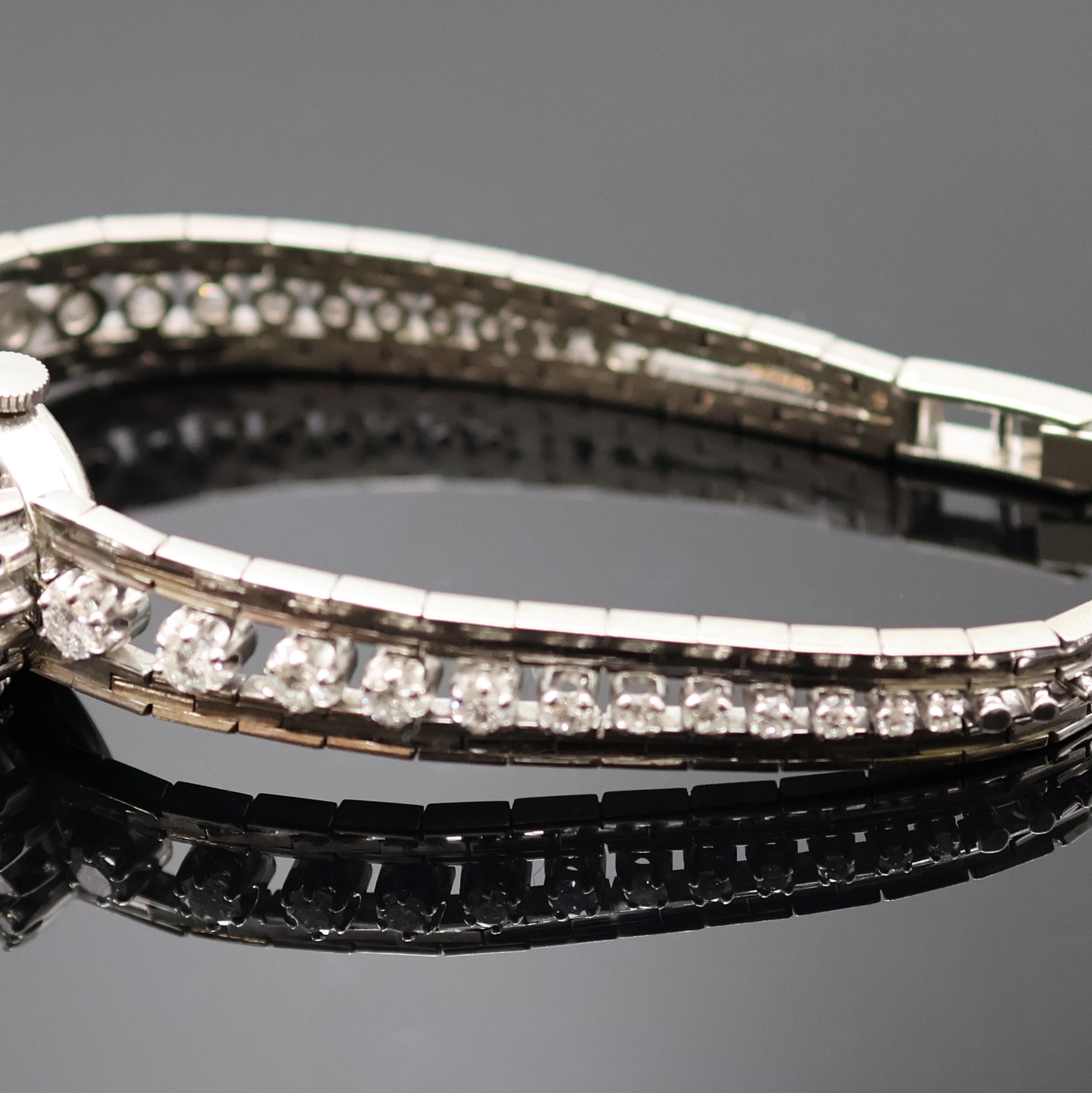 Detail d: BUCHERER seltene, hochwertige Damenarmbanduhr in WG 750/000 mit Diamanten, Handaufzug, Schweiz um 1965, Boden aufgedr., aufklappbarer Scharnierdeckel ...
