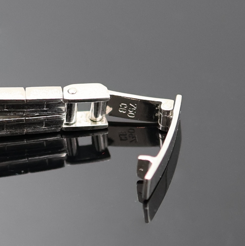 Detail e: BUCHERER seltene, hochwertige Damenarmbanduhr in WG 750/000 mit Diamanten, Handaufzug, Schweiz um 1965, Boden aufgedr., aufklappbarer Scharnierdeckel ...