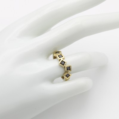 26937105a - Ring mit Diamanten, GG 585/000, 5 schwarze Diam. (beh.) in carréef. Fassungen ...