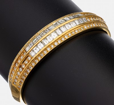 Image 26937151 - 18 kt Gold Diamant-Armreif, GG 750/000, Mittelteil bes. mit 98 Brillanten zus. ca. 1.80 ...
