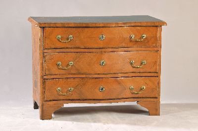 Image 26937180 - Barockkommode, 18.Jh., Nußbaumfurnier, z.T. gespiegelt verlegt, 3 Schubladen, ...