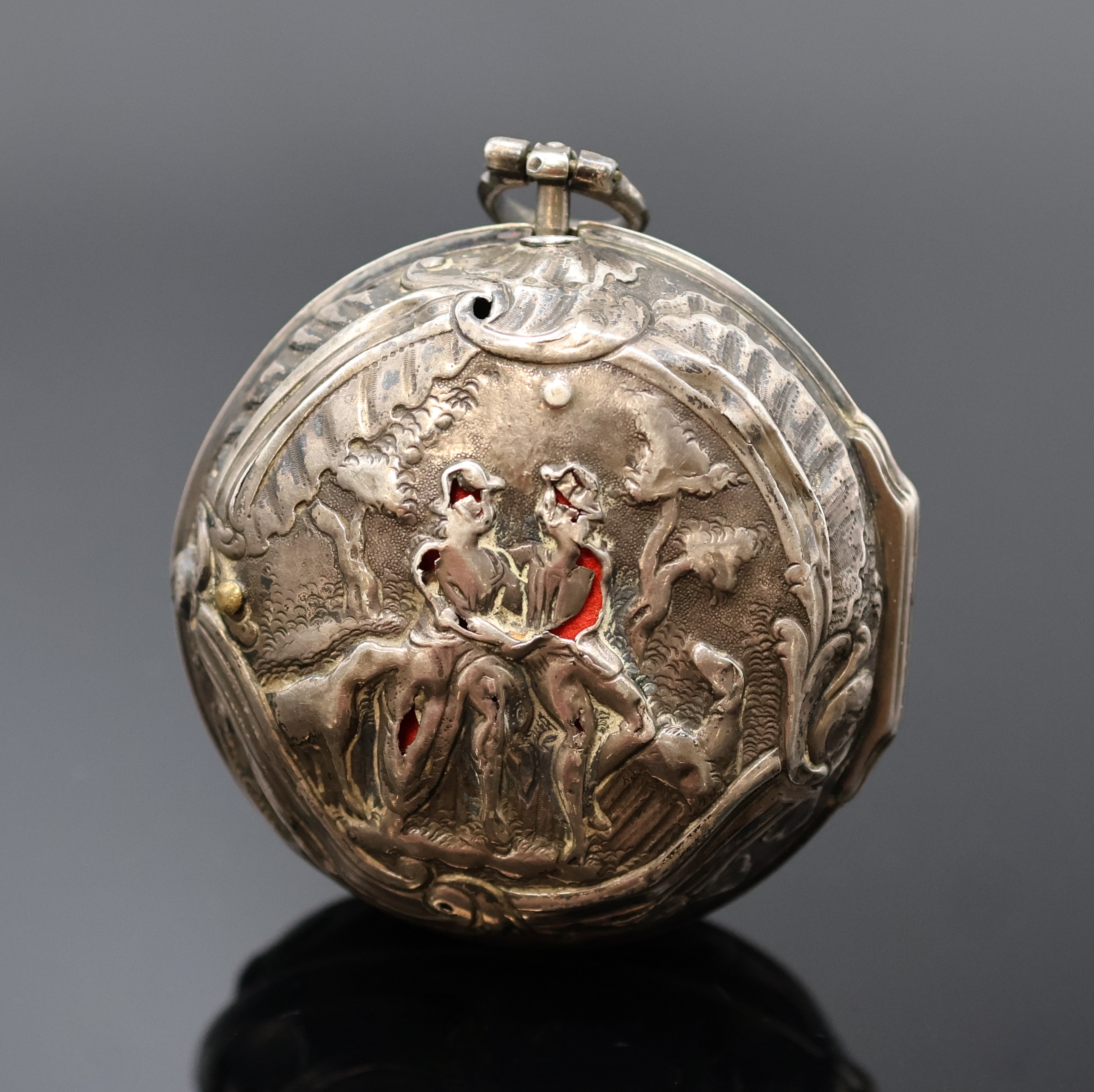 Detail a: MARTINEAU englische Spindeltaschenuhr in Silber, London um 1760, Repousse-Geh. (besch.), Silbergeh. dell., Emailzifferbl. l. besch., röm. u. arab. ...