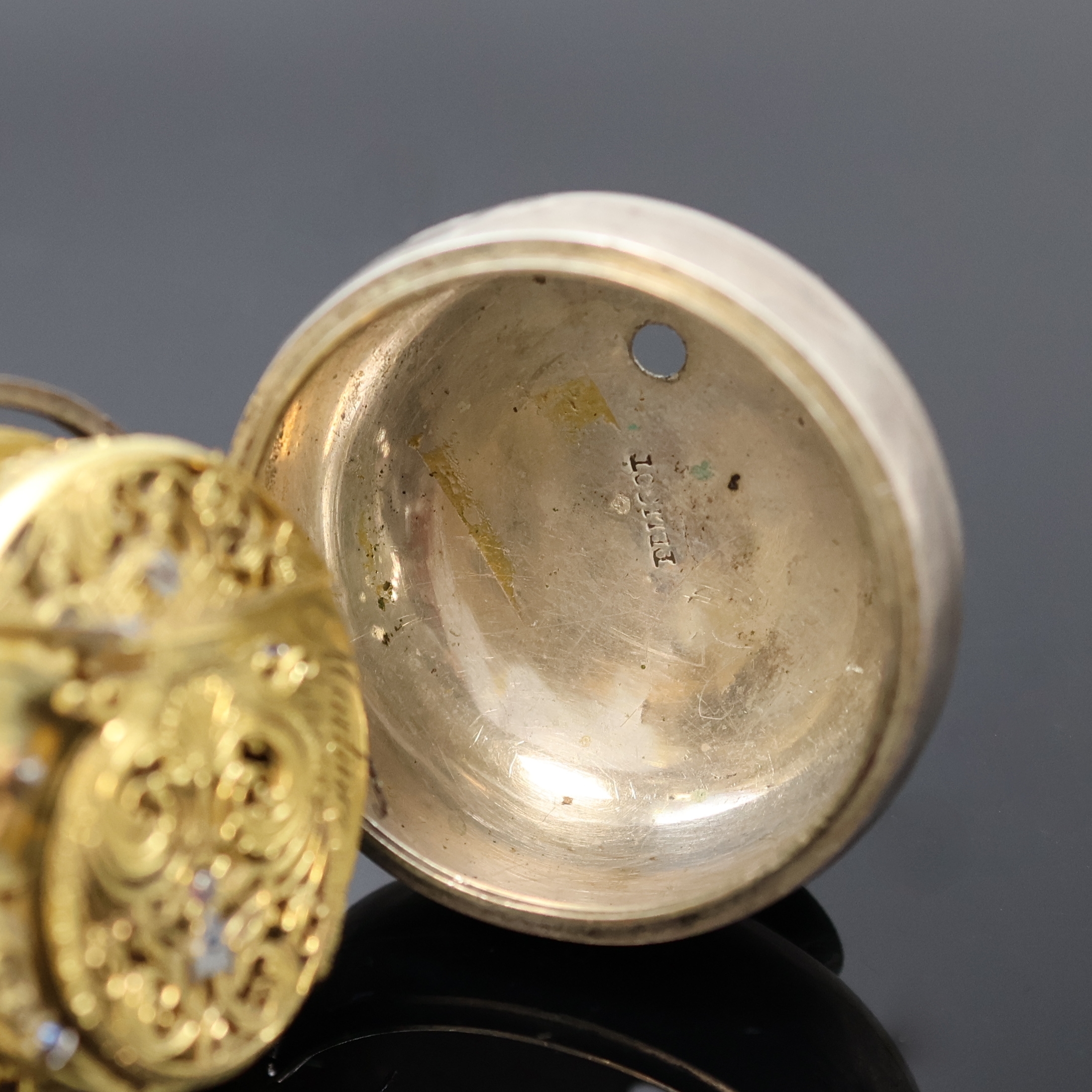 Detail c: MARTINEAU englische Spindeltaschenuhr in Silber, London um 1760, Repousse-Geh. (besch.), Silbergeh. dell., Emailzifferbl. l. besch., röm. u. arab. ...