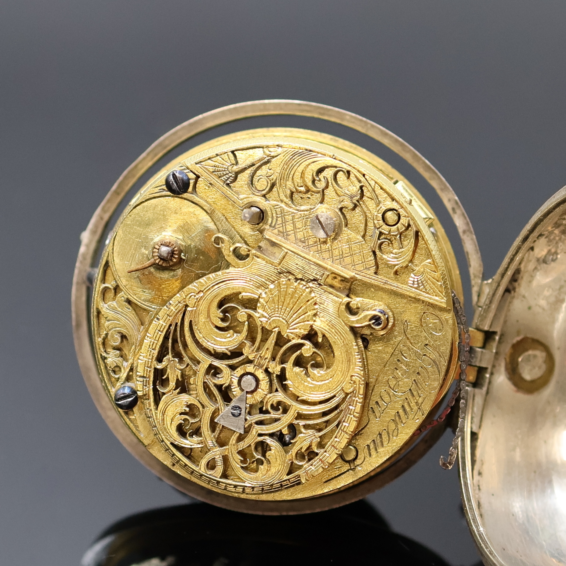 Detail d: MARTINEAU englische Spindeltaschenuhr in Silber, London um 1760, Repousse-Geh. (besch.), Silbergeh. dell., Emailzifferbl. l. besch., röm. u. arab. ...