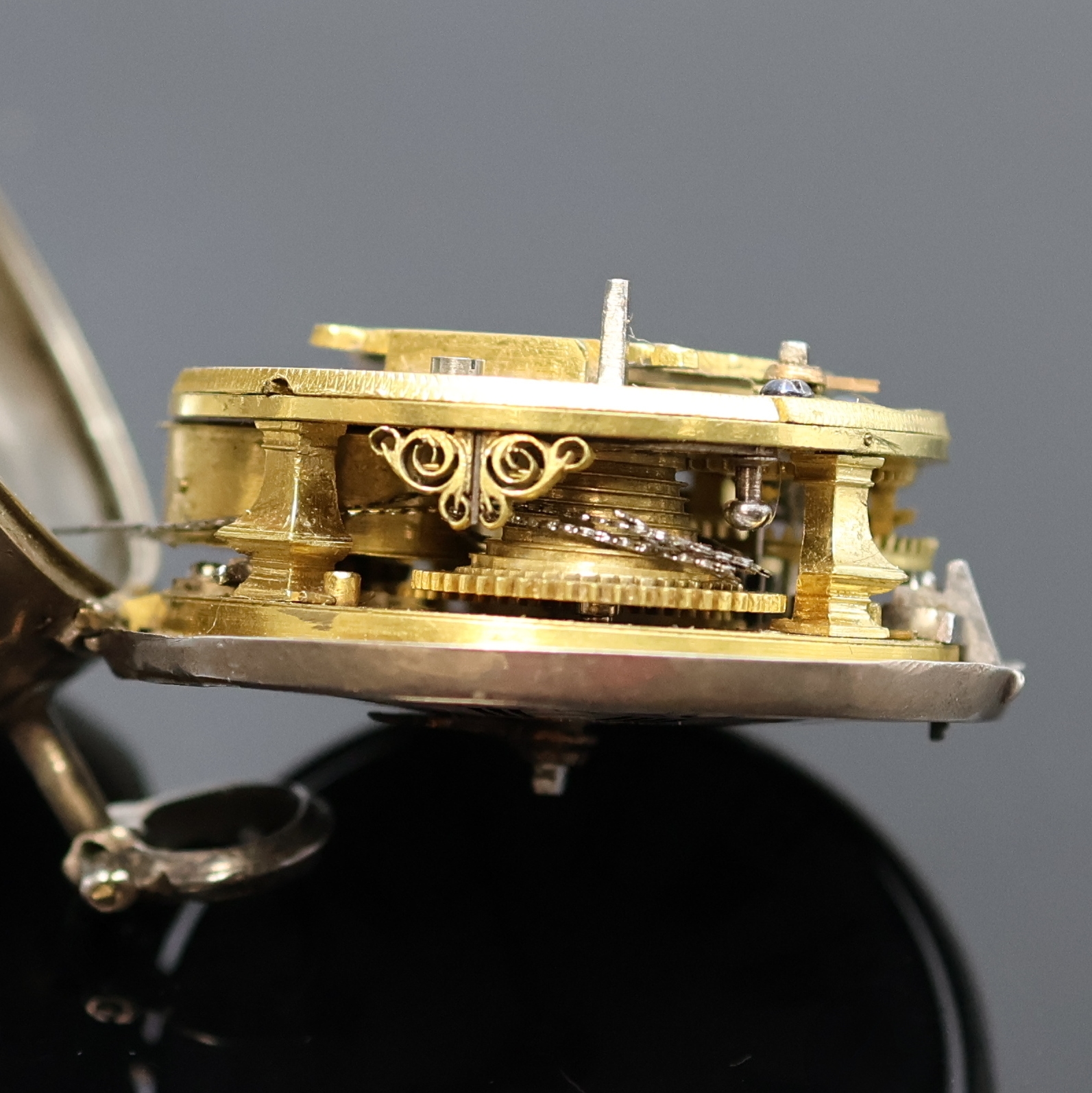 Detail f: MARTINEAU englische Spindeltaschenuhr in Silber, London um 1760, Repousse-Geh. (besch.), Silbergeh. dell., Emailzifferbl. l. besch., röm. u. arab. ...
