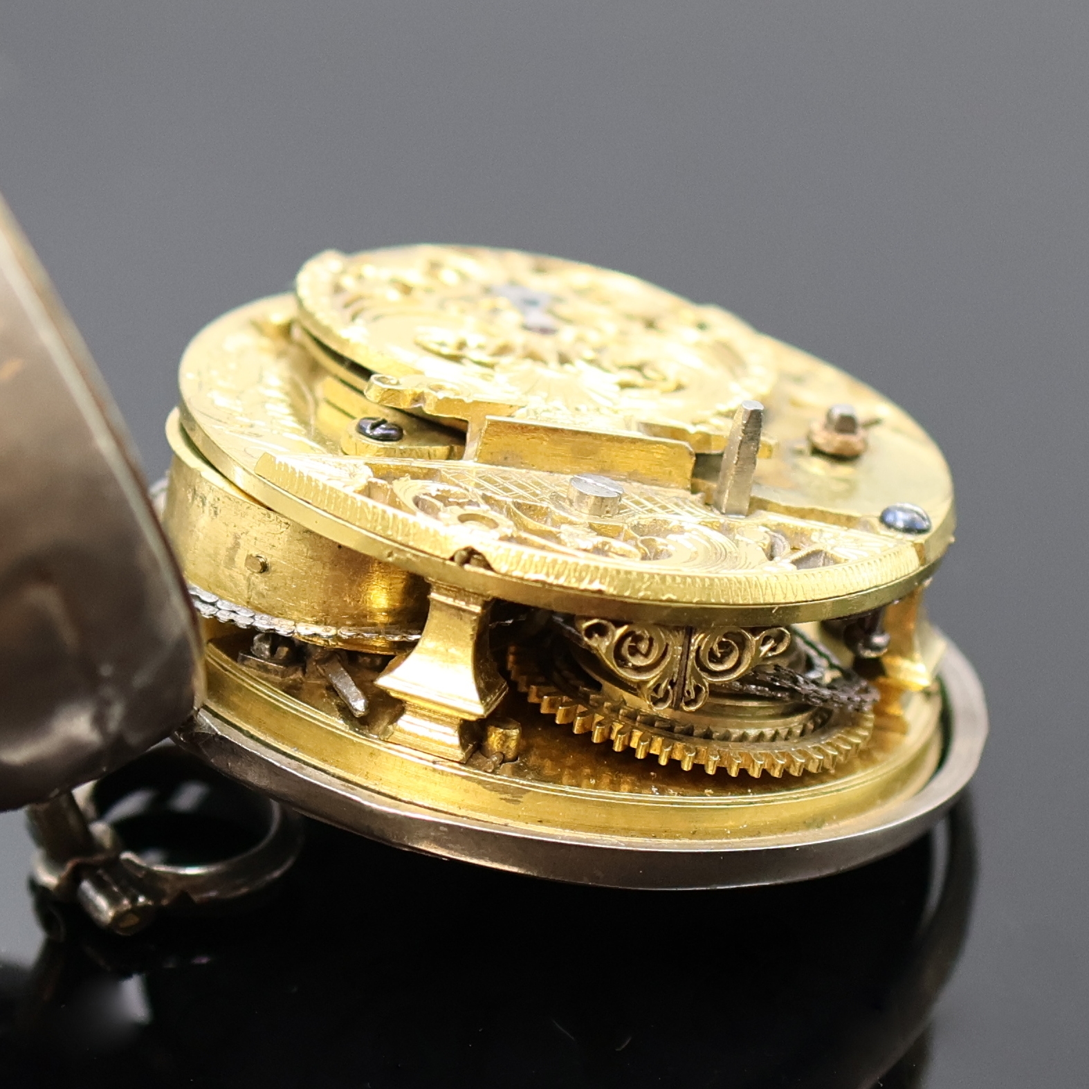 Detail g: MARTINEAU englische Spindeltaschenuhr in Silber, London um 1760, Repousse-Geh. (besch.), Silbergeh. dell., Emailzifferbl. l. besch., röm. u. arab. ...