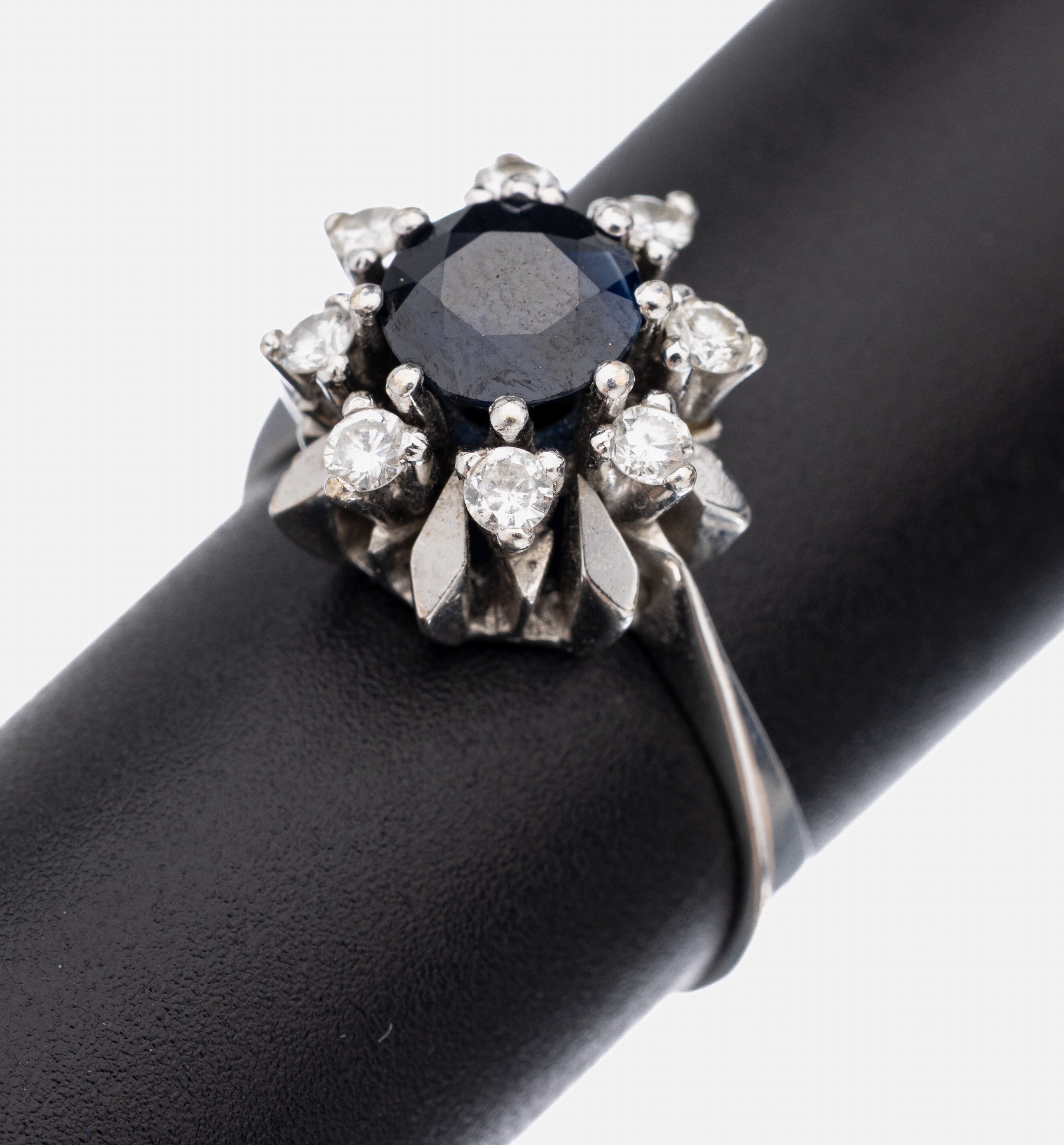 14 kt Gold Saphir-Brillant-Ring, WG 585/000, mittig rundfacett. Saphir ca. 2.0 ct,umgeben von 8 Brillanten zus. ca. 0.34 ct Weiß/si, RW 57, ca. 5.3 ...